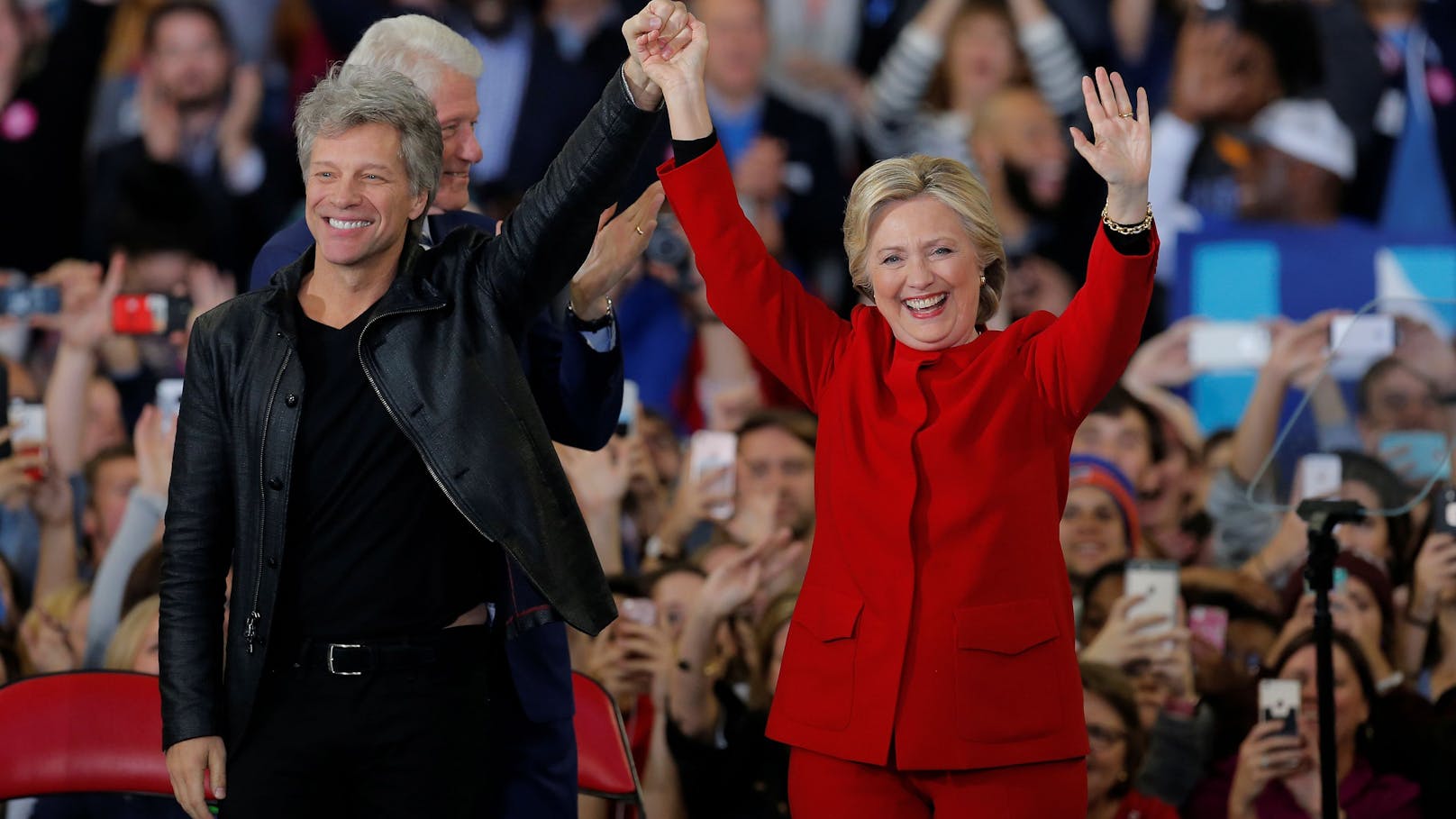 Hillary Clinton bei einer Rally, als sie 2016 gegen Donald Trump antrat. Flankiert wird sie von Rockstar Jon Bon Jovi und Pop-Ikone Lady Gaga.