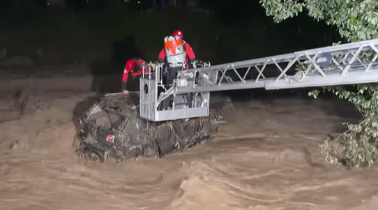 In St. Anton rissen die Wassermassen Autos hunderte Meter mit – Retter tasteten sich zu den Wracks vor.