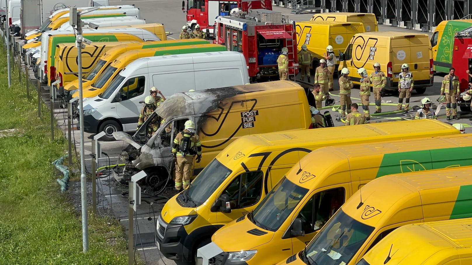 Feuerinferno bei der Post! Zustellauto in Flammen