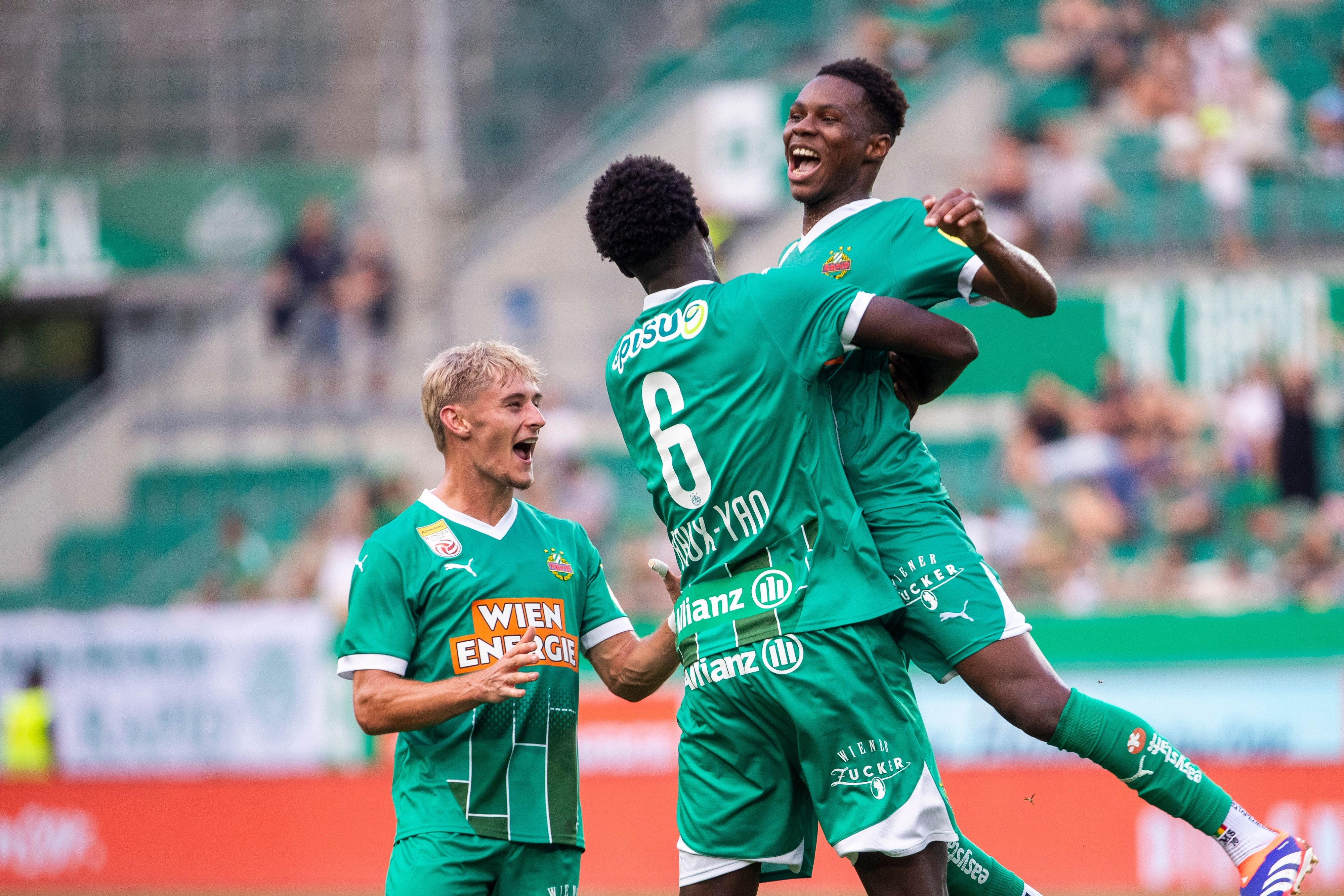 Raux-Yao, Oswald und Sangare bejubeln das Tor zum 2:0.