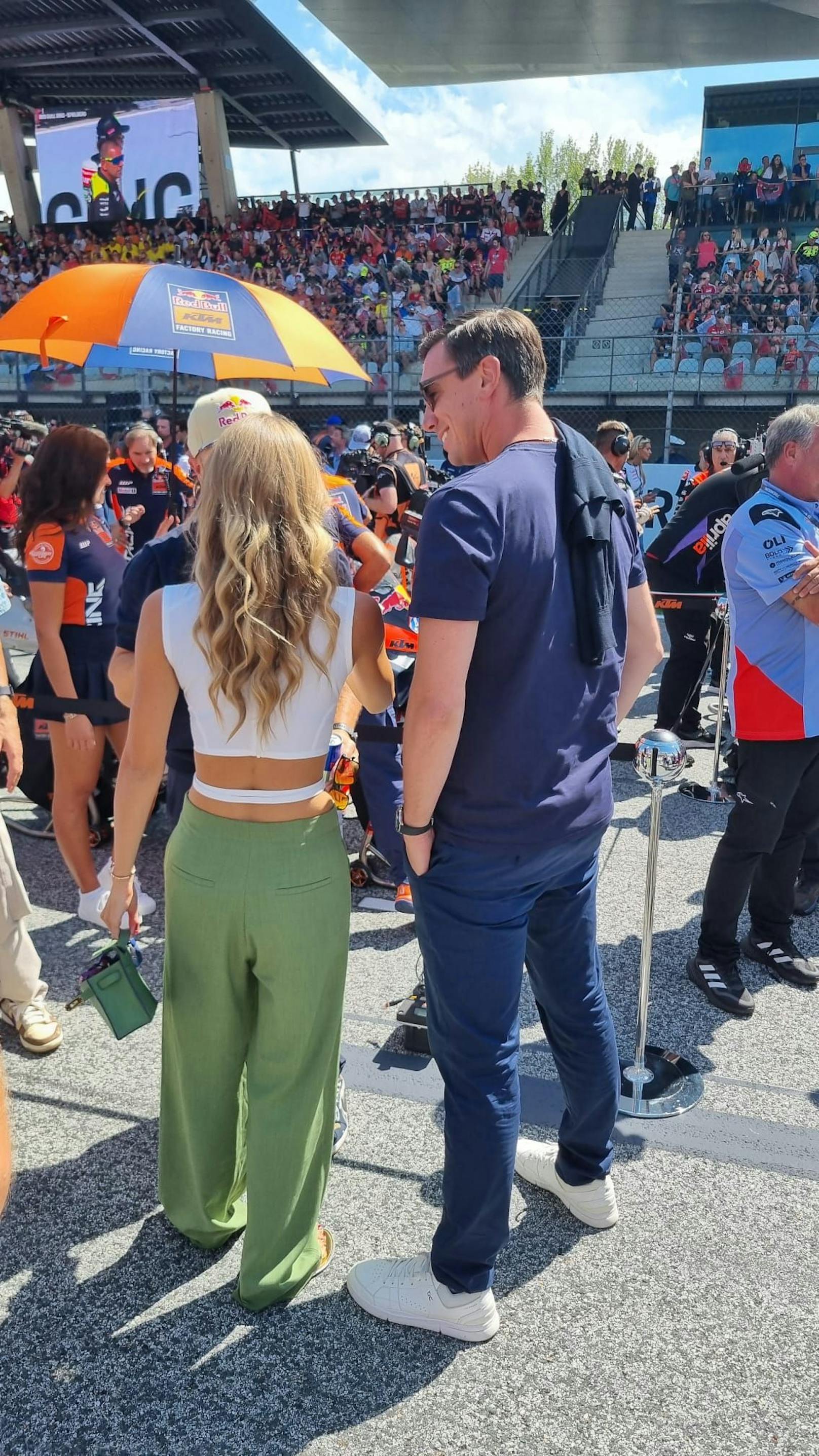 Mark Mateschitz und Victoria Swarovski fiebern in Spielberg bei der MotoGP mit.