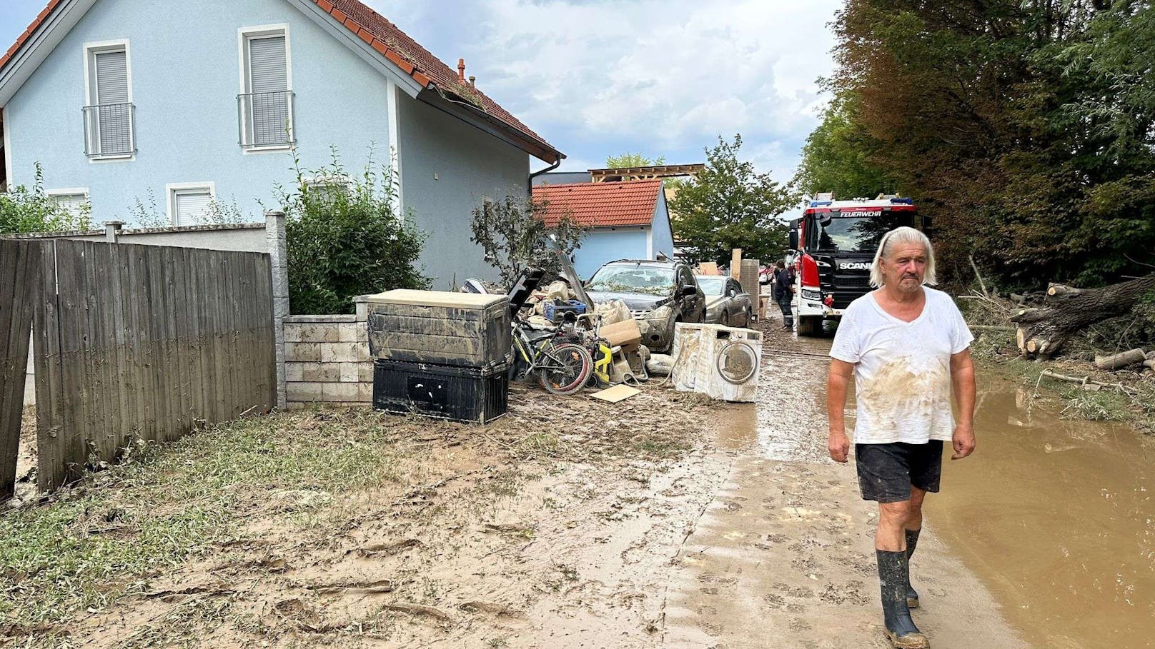 Unwetter-Opfer: Baum stürzte auf Pkw, Wassermassen drangen in Haus ein.