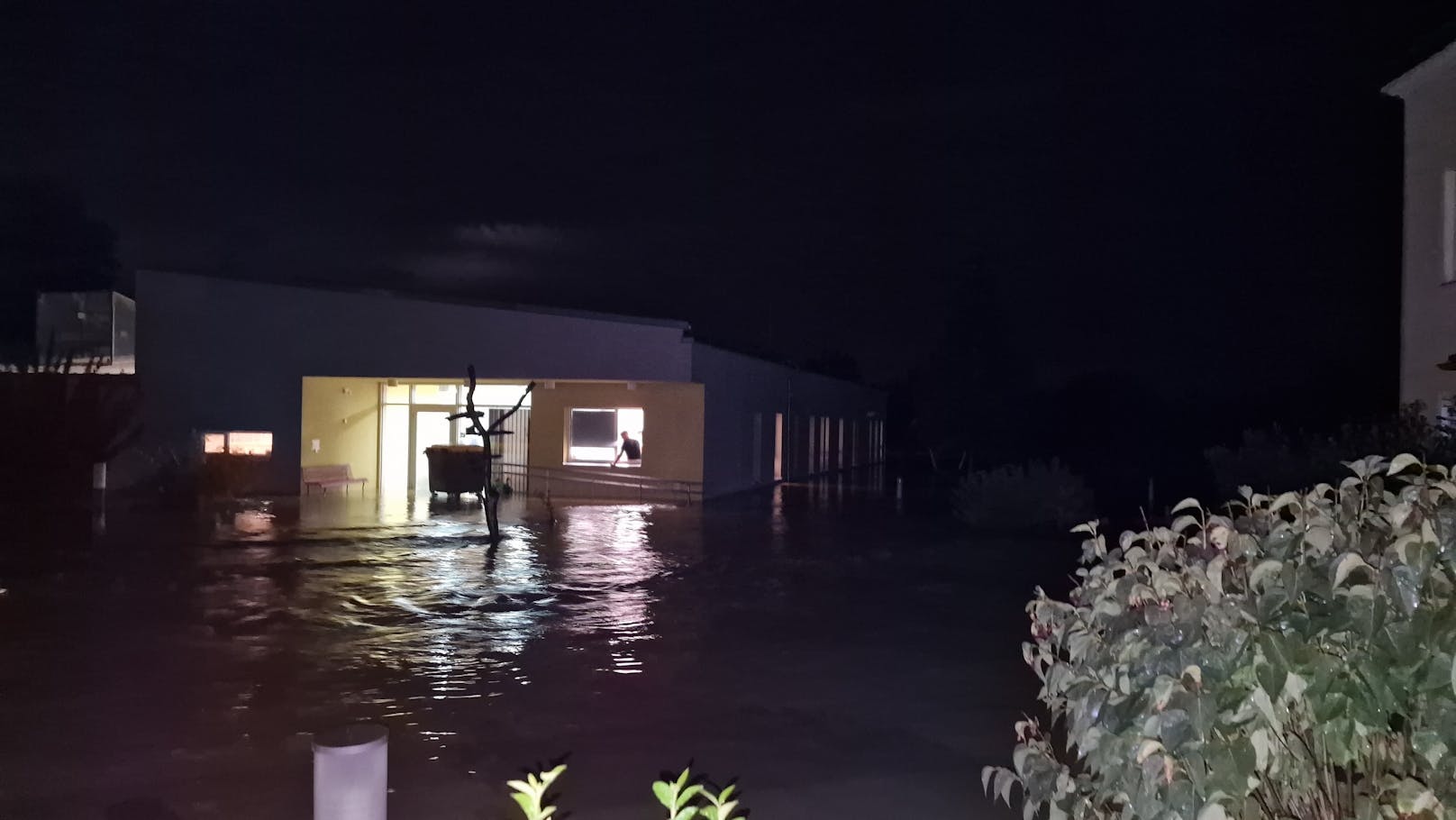 Rund 730 Feuerwehrmitglieder von 102 Feuerwehren waren stundenlang im Einsatz und sind es noch. Das Unwetter verwüstete große Teile des Gemeindegebietes von Hollabrunn. Nun muss aufgeräumt werden. Die Gemeinde wurde zum Katastrophengebiet erklärt.