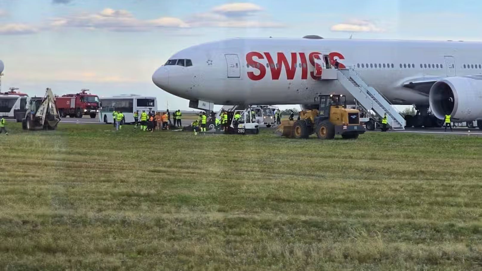 Das Flugzeug musste mühsam wieder zurück auf die Piste gezogen werden. Erst nach einer Untersuchung darf es wieder abheben.