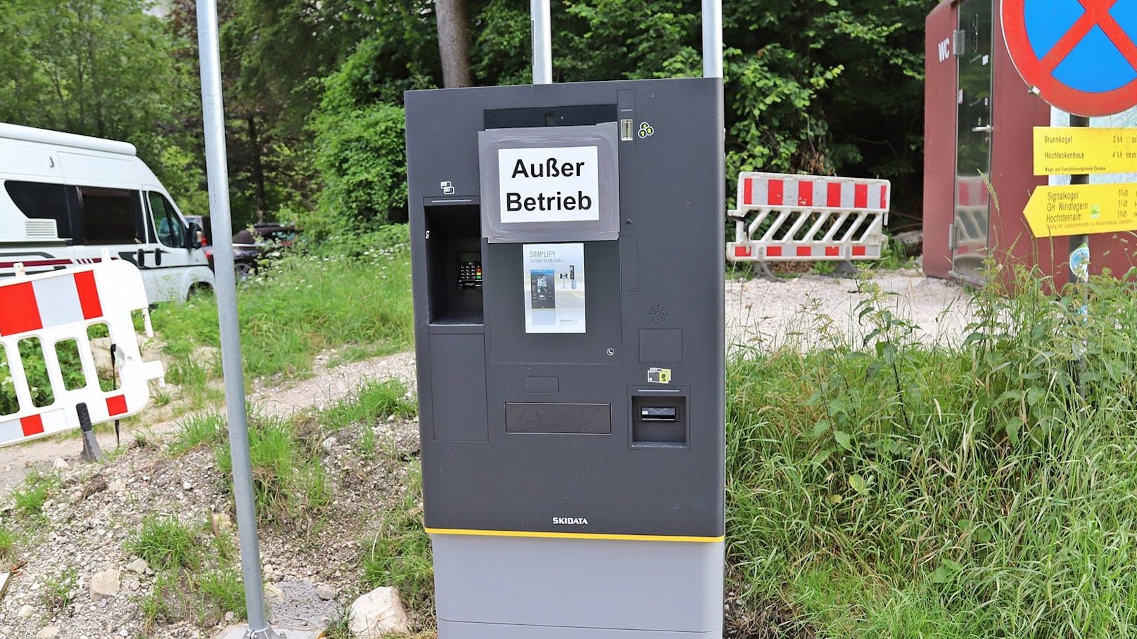 Die neuen Parkautomaten am Vorderen Langbathsee stehen schon, sind aber noch nicht in Betrieb.