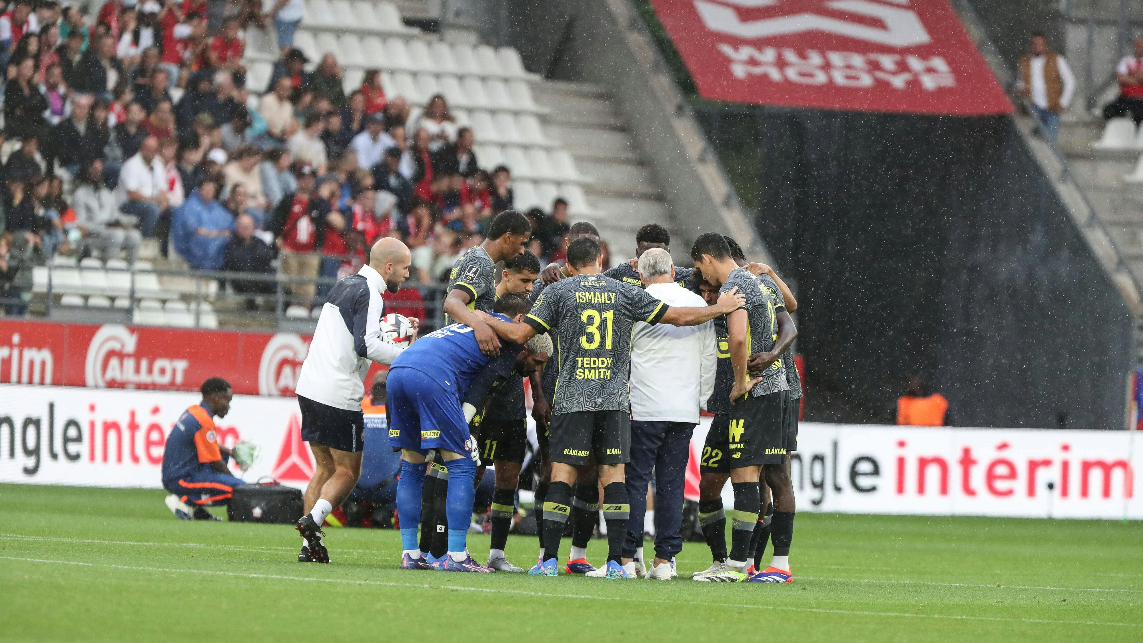 Angel Gomes wird behandelt, seine Kollegen und Gegenspieler beten um ihn.
