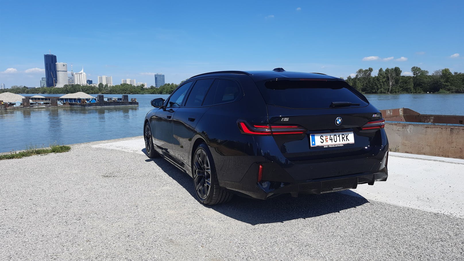 Auch hinten zeigt sich der i5 M60 Touring von seiner sportlichen Seite.