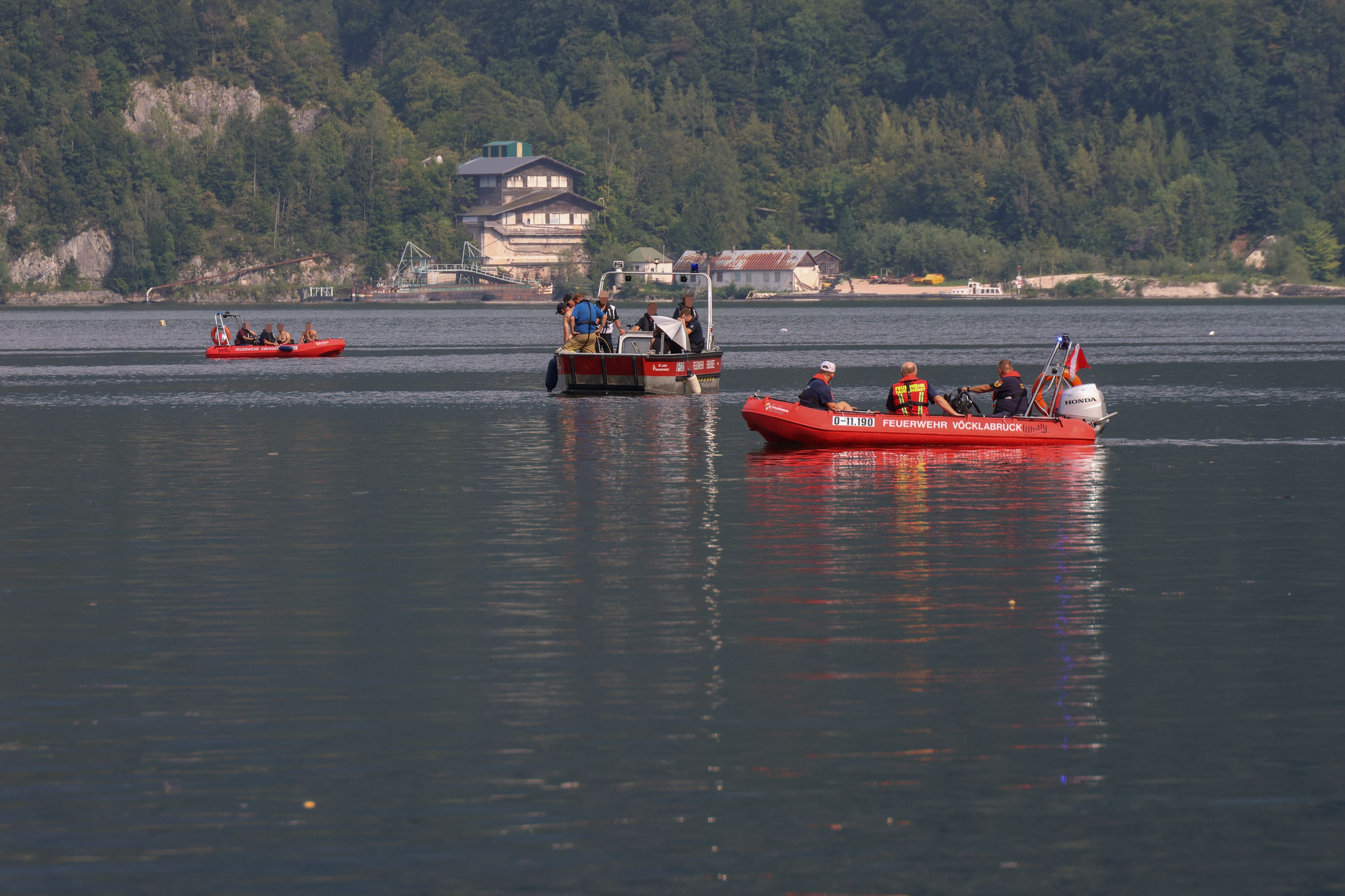 Ein Großaufgebot an Einsatzkräften suchte den Traunsee im Bezirk Gmunden ab.