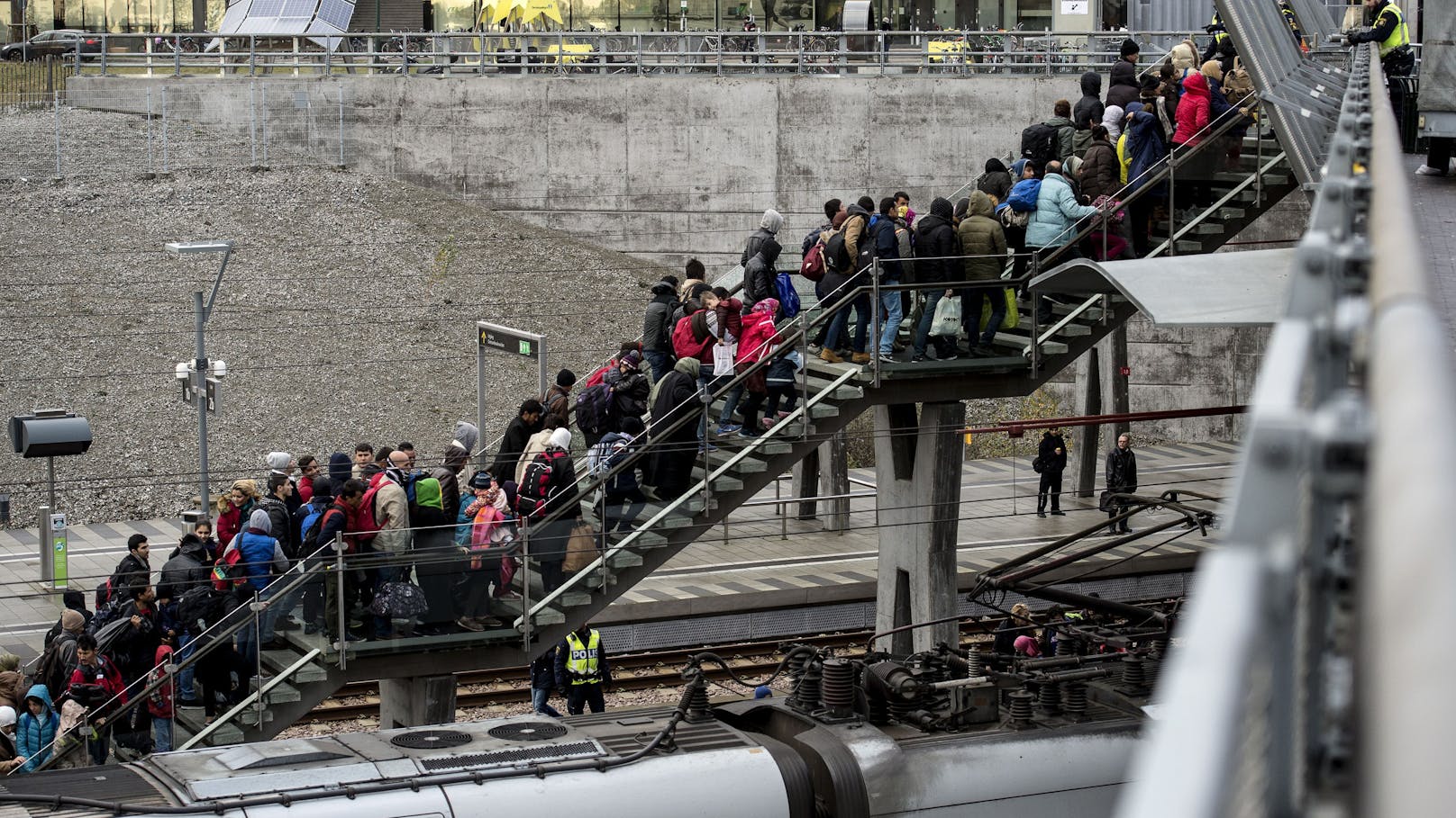 Kein Cent mehr! Migranten reisen scharenweise ab