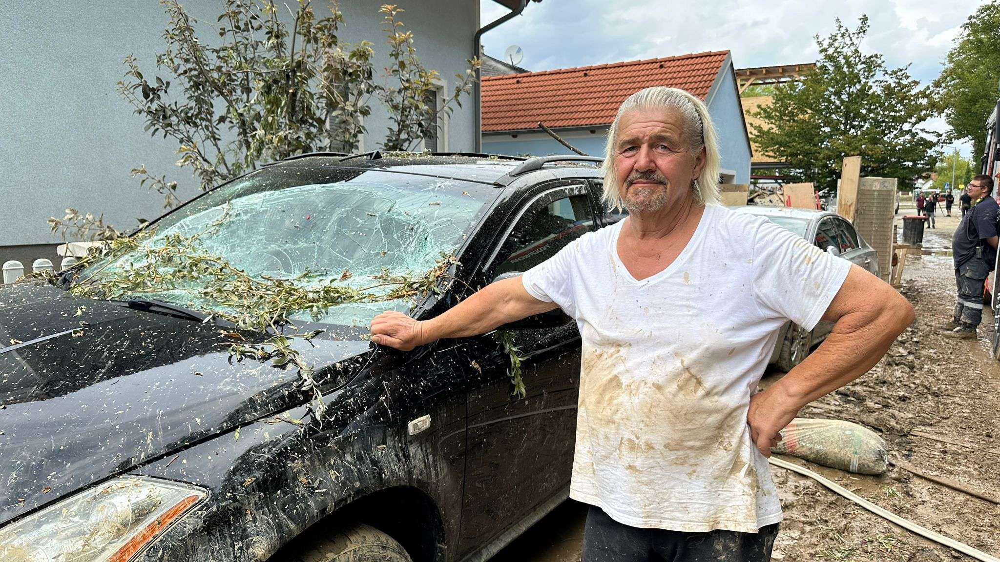 Unwetter-Opfer: Baum stürzte auf Pkw, Wassermassen drangen in Haus ein.