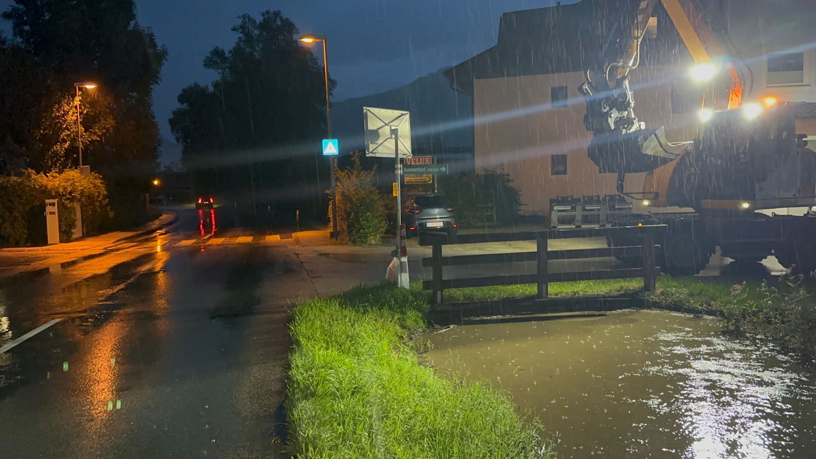 Starkregen sorgten am 17. August 2024 für Überschwemmungen: Die Situation in Breitenbach, Bezirk Kufstein.