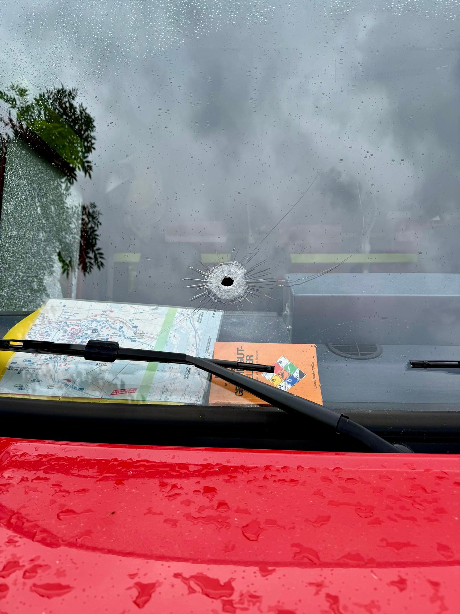 Als die Feuerwehr eintraf, wurde auf sie geschossen.