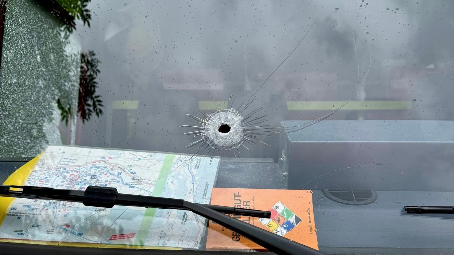 Als die Feuerwehr eintraf, wurde auf sie geschossen.