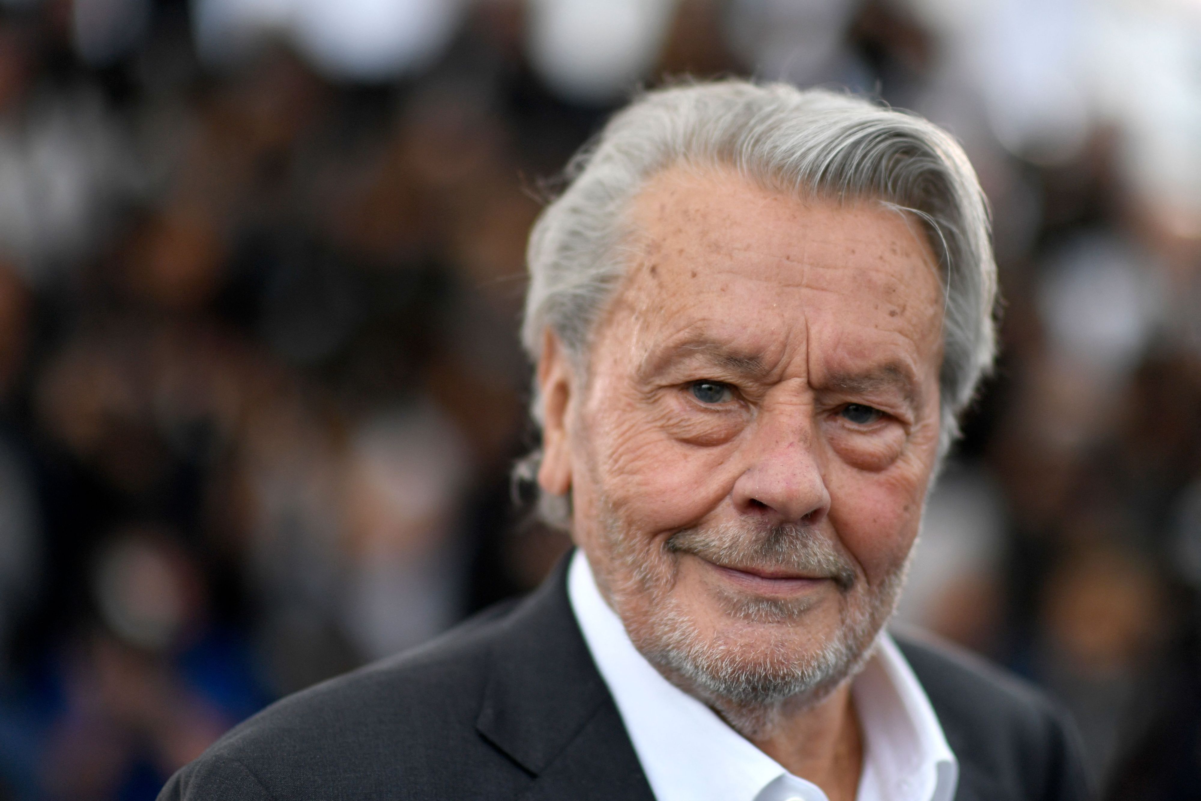 Alain Delon ist im Alter von 88 Jahren friedlich in seinem Haus für immer eingeschlafen.