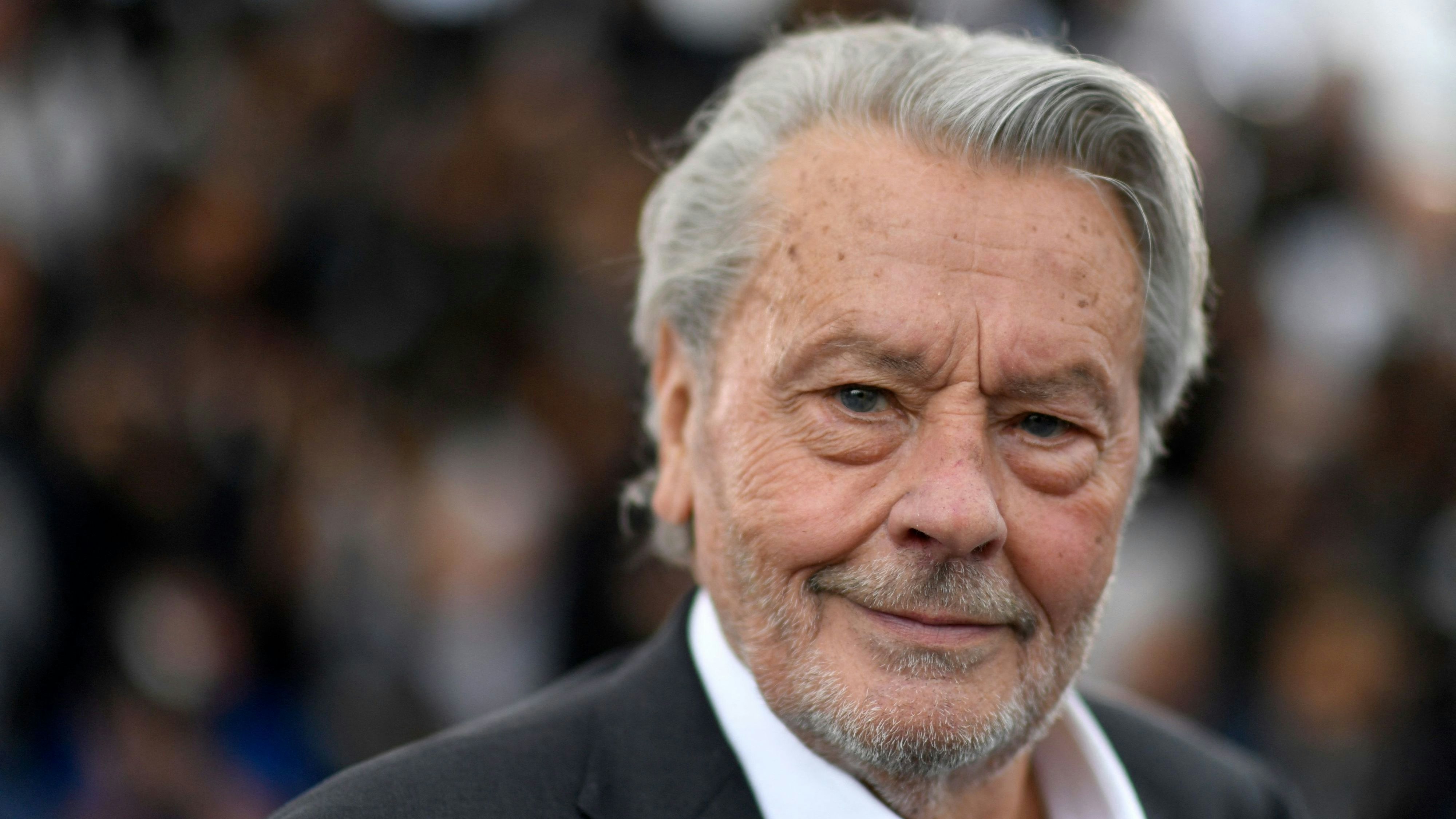 Alain Delon ist im Alter von 88 Jahren friedlich in seinem Haus für immer  eingeschlafen. | Heute.at