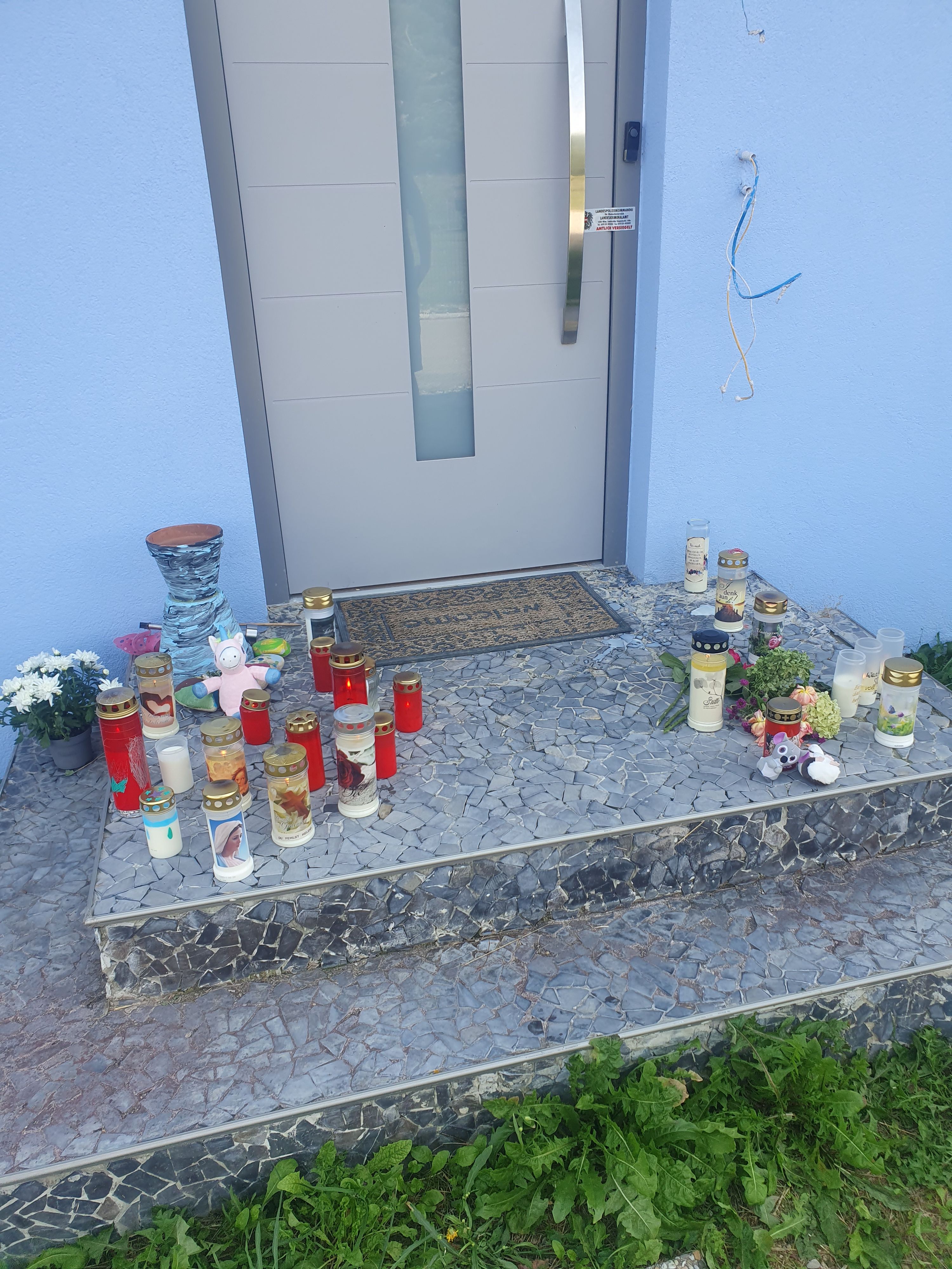 Tatort in Muckendorf: Aufnahmen vom 17. August 2024 - noch ist nicht geklärt, was genau hinter dieser Tür geschah.