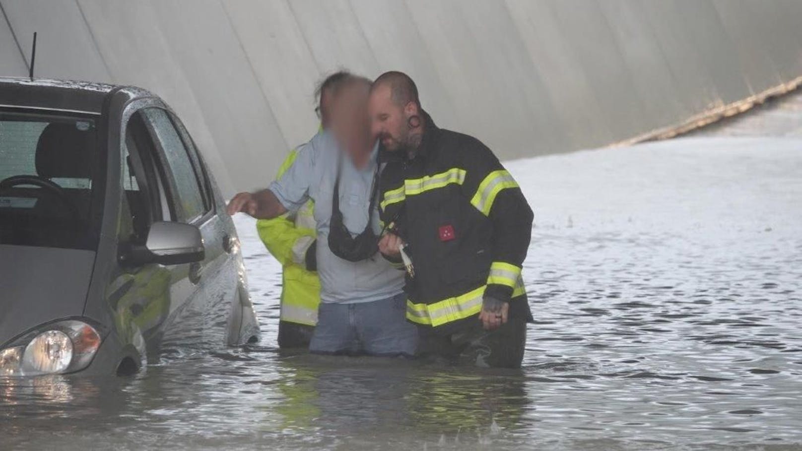 Die Feuerwehr befreite den Mann aus dem Auto.