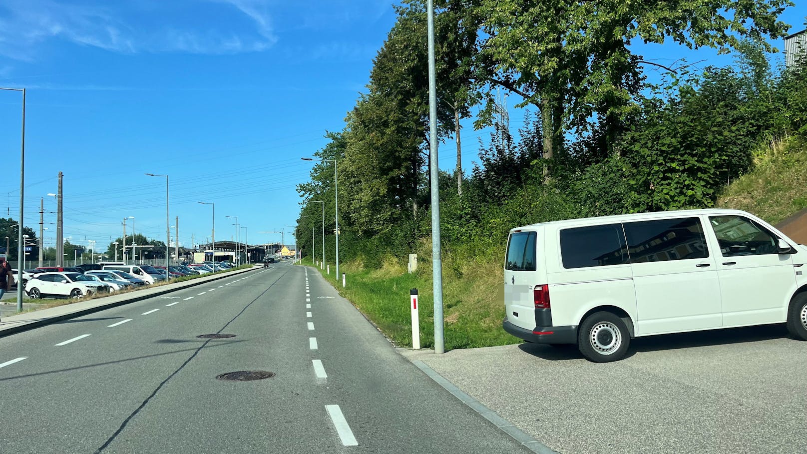 Ärger in Gmunden: Dieser VW Bus steht derzeit in der Nähe des Bahnhofs. Im Wagen befindet sich ein Radargerät.