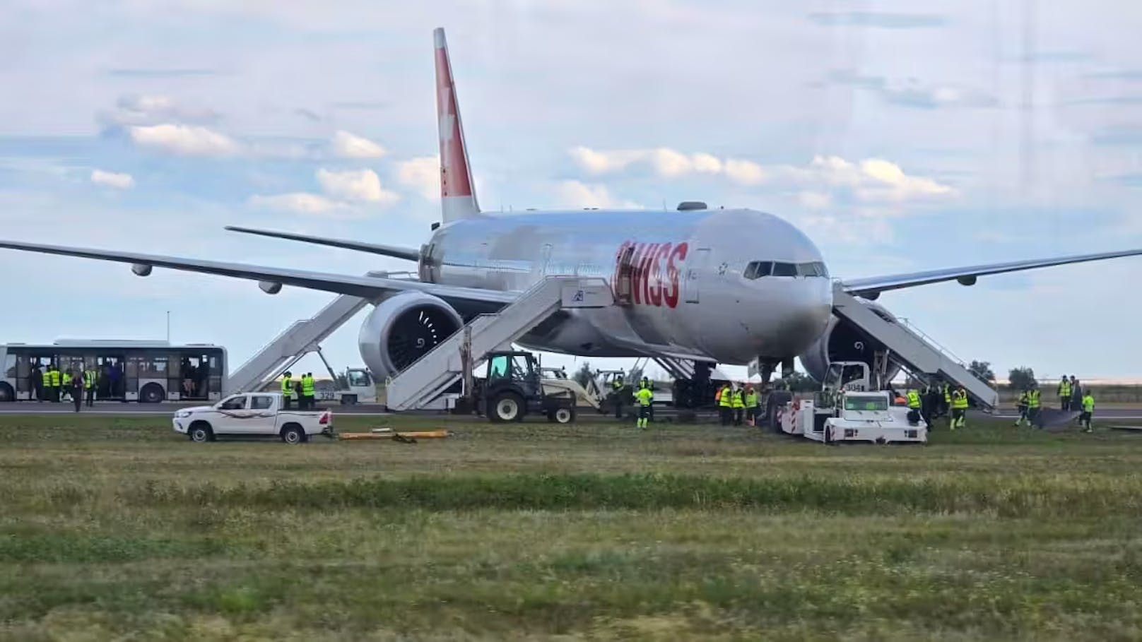 Die Boeing 777 der Swiss fuhr nach der Landung über den Pistenrand auf eine Wiese.