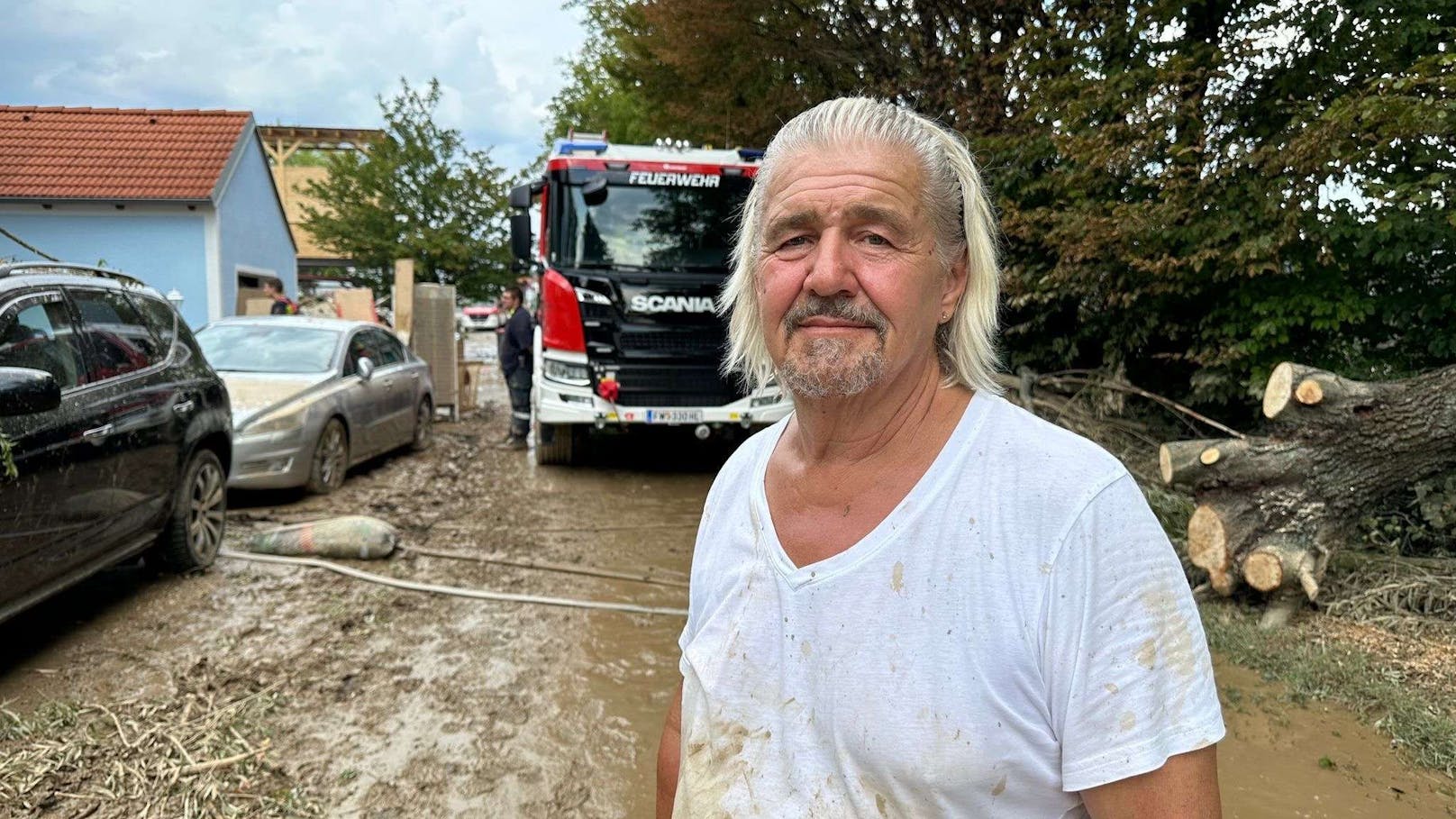 Unwetter-Opfer: Baum stürzte auf Pkw, Wassermassen drangen in Haus ein.