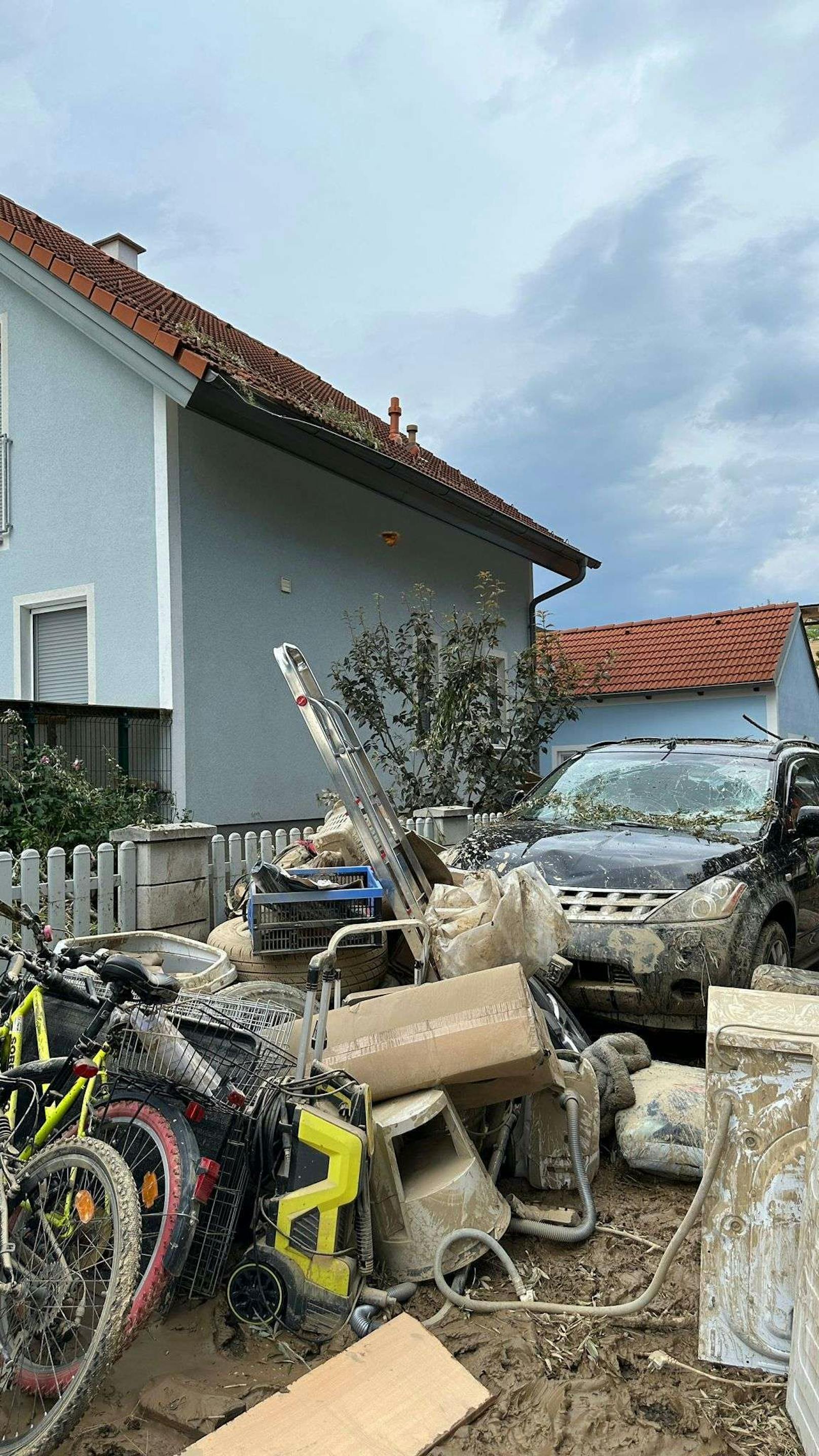 Unwetter-Opfer: Baum stürzte auf Pkw, Wassermassen drangen in Haus ein.