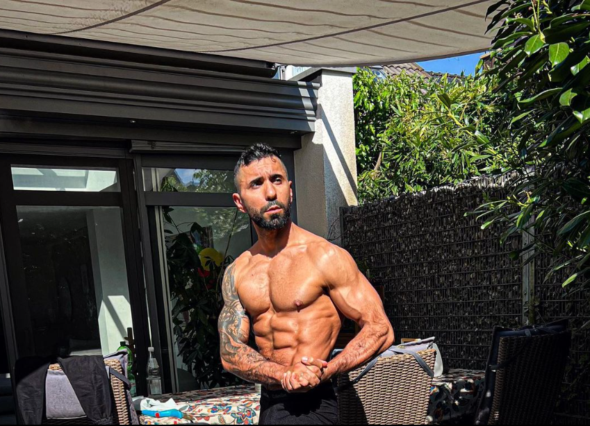 Motrip zeigt seinen gestählten Körper.