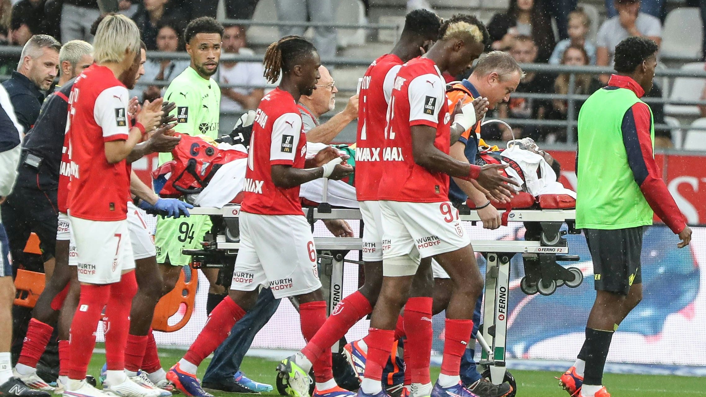 Angel Gomes wird abtransportiert.