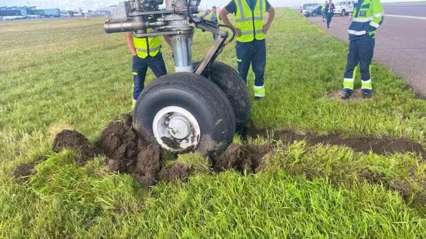 Bei diesem Manöver gerieten die Vorderräder der Boeing 777 auf eine Wiese...