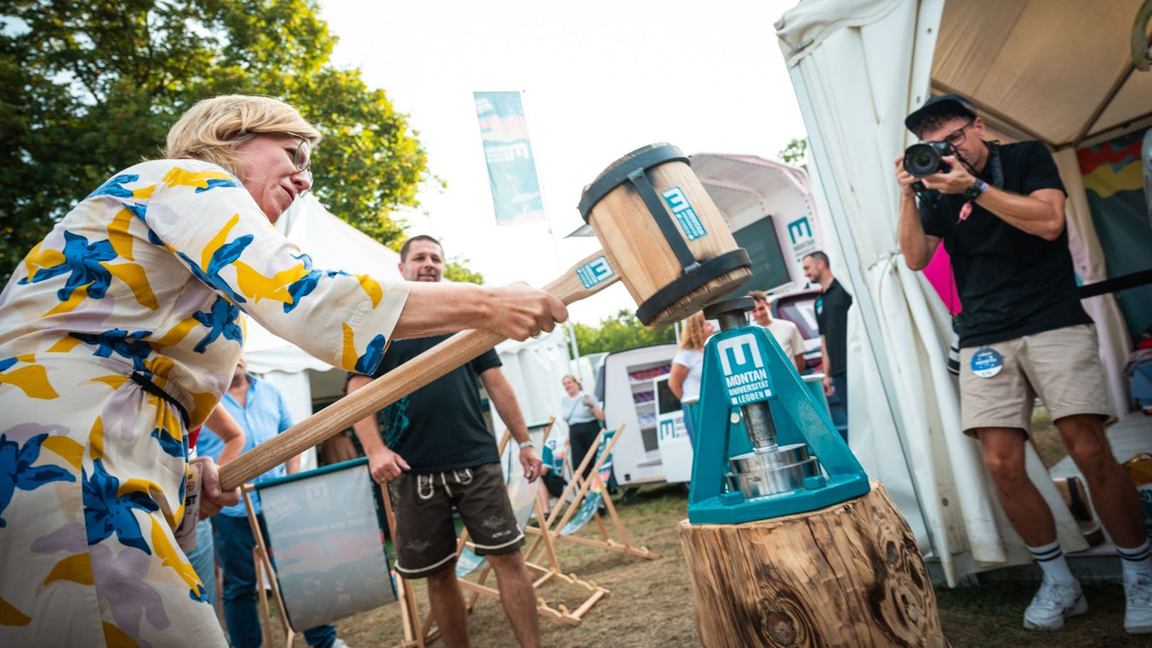 Ministerin Gewessler besuchte auch heuer wieder das Frequency und schaute bei der Montan Area der Montanuni Leoben vorbei, die am Festival mit einem Upcycling Projekt punktete.