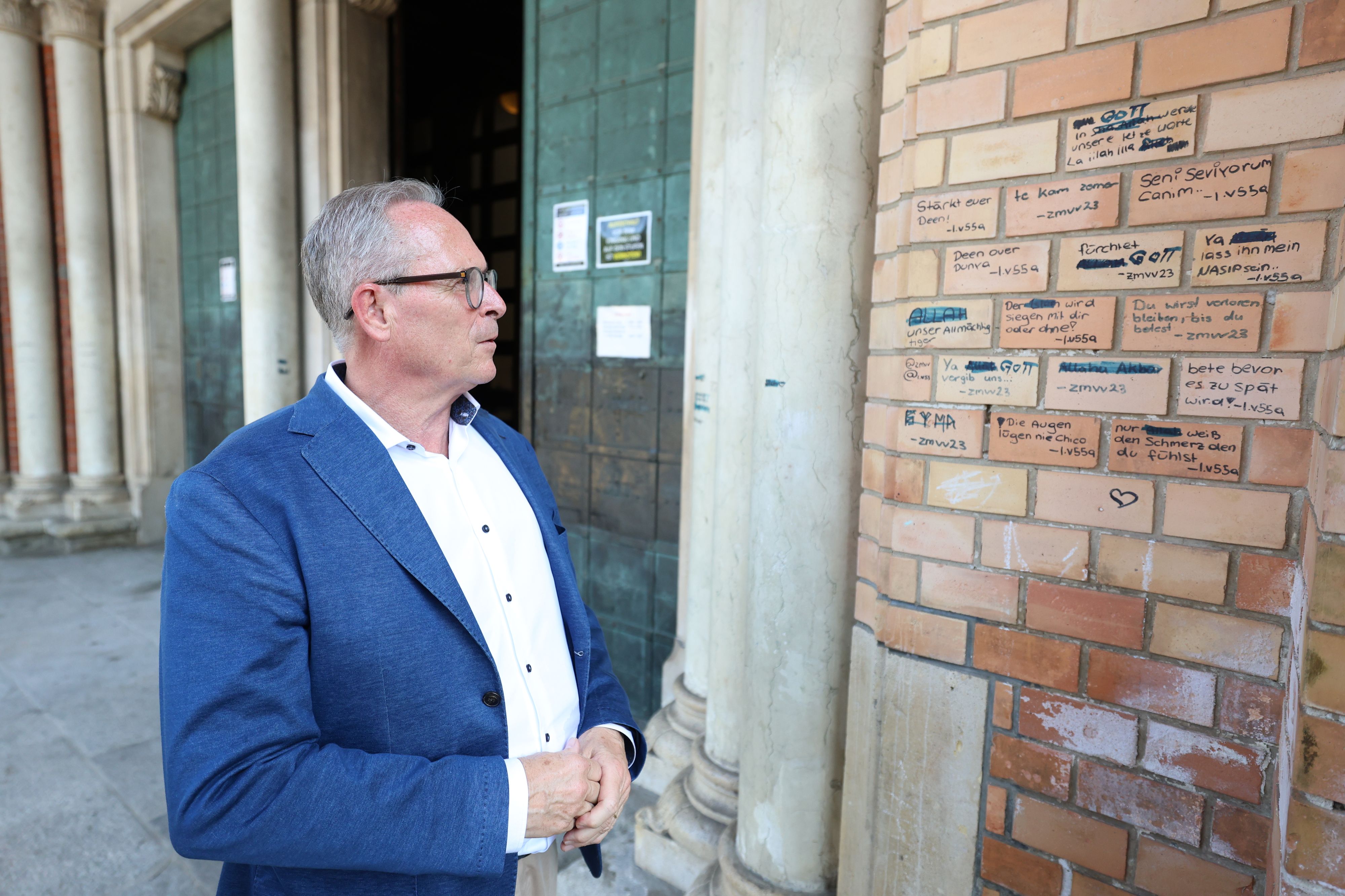 Wiens ÖVP-Chef Karl Mahrer vor der beschmierten Antonskirche