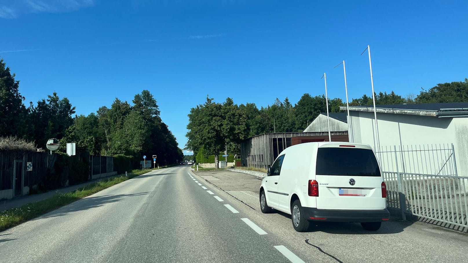 Das zweite Radarauto, dieser VW Caddy, parkt aktuell an der Umfahrung Gmunden-Nord.