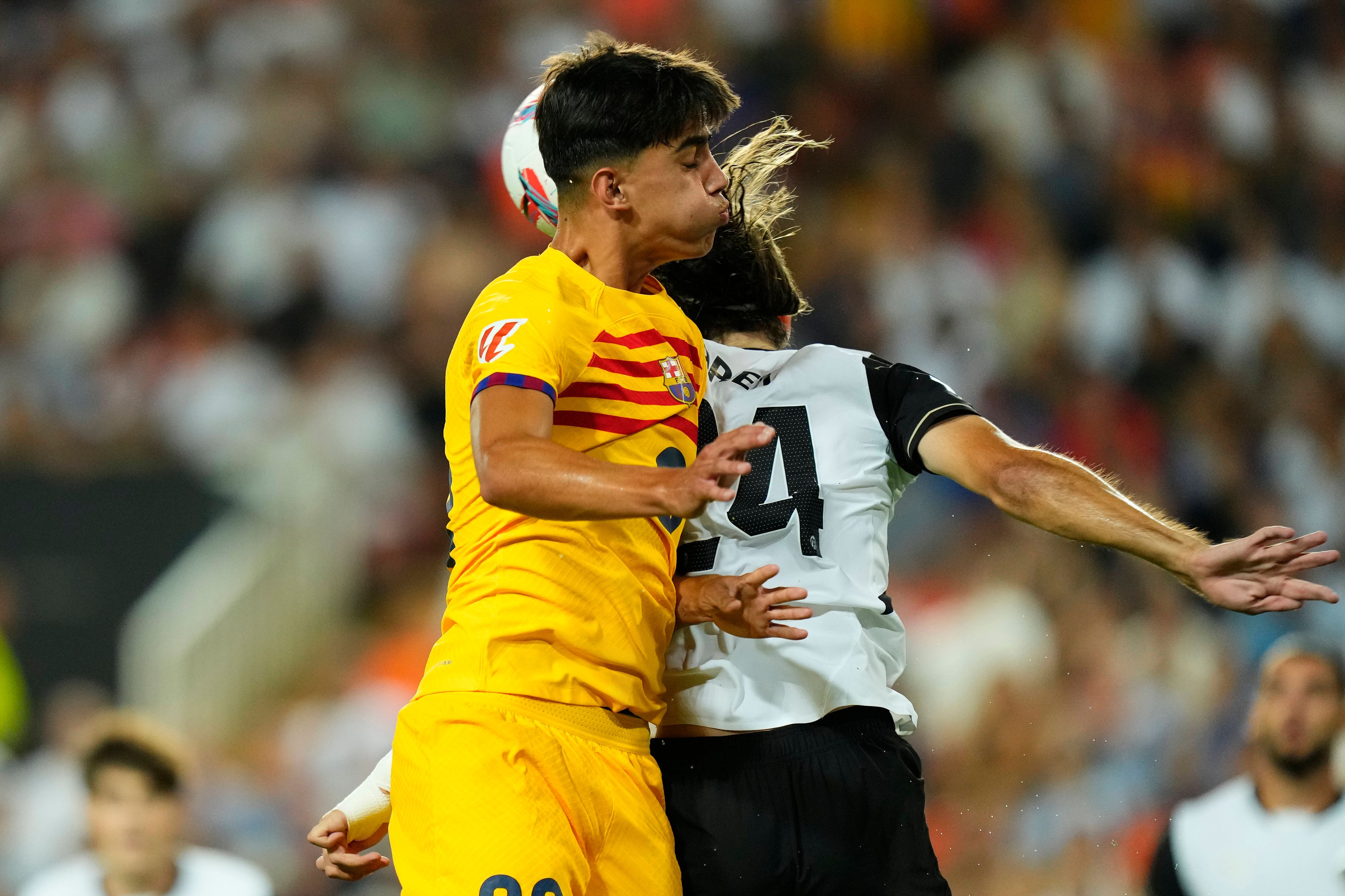 Marc Bernal lief mit 17 Jahren gegen Valencia im defensiven Mittelfeld auf.