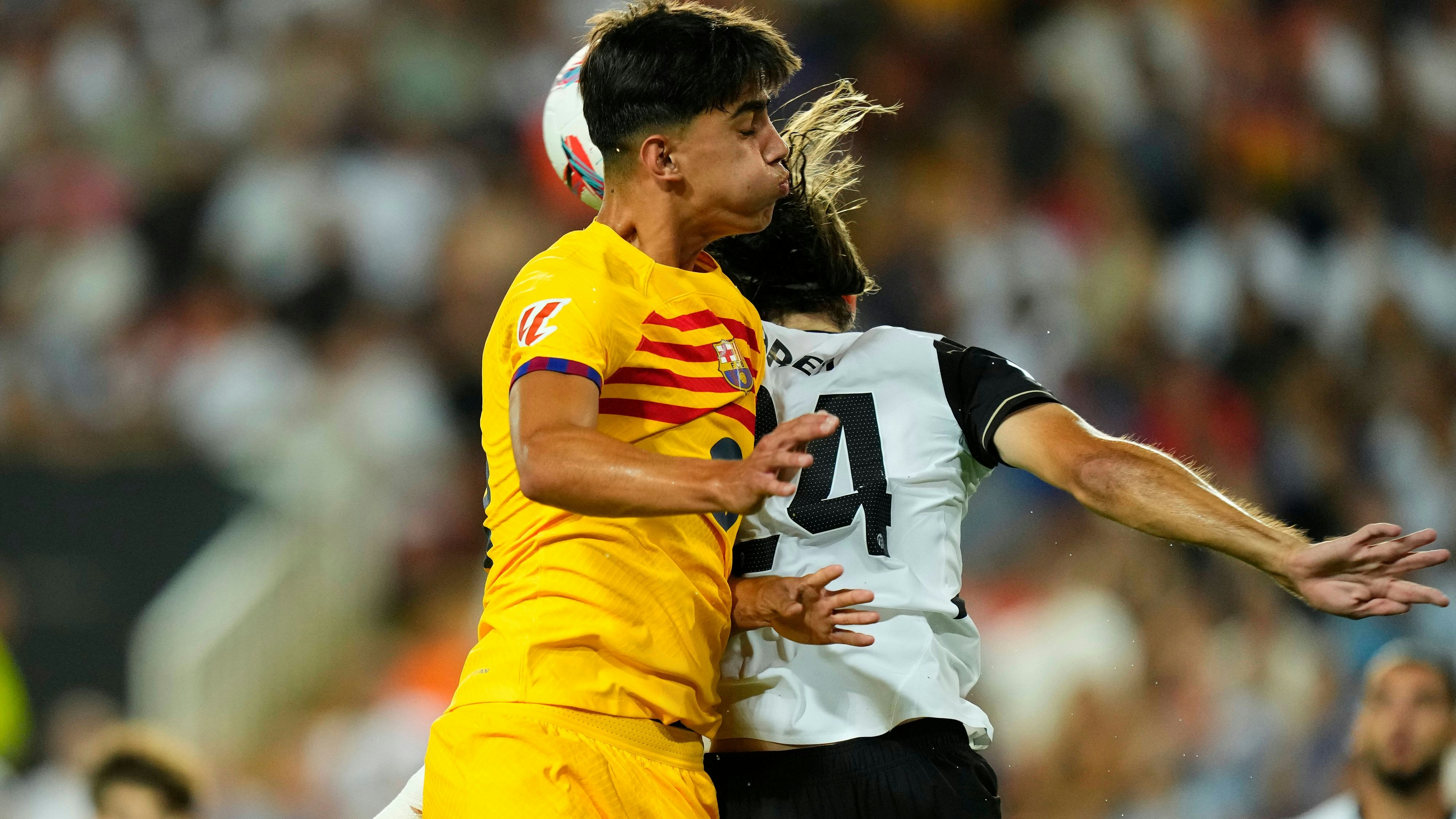 Marc Bernal lief mit 17 Jahren gegen Valencia im defensiven Mittelfeld auf.