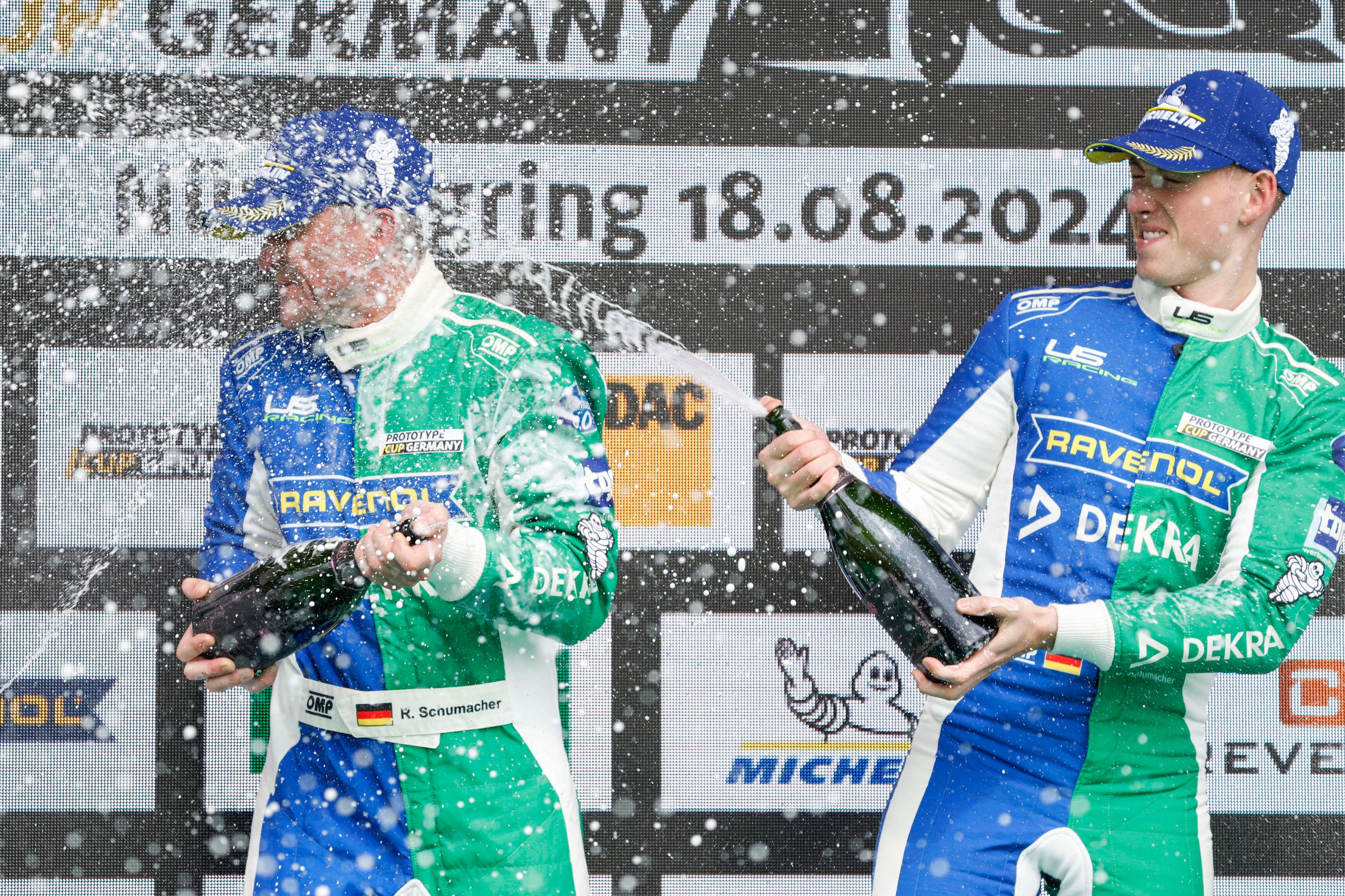 Ralf Schumacher und sein Sohn David feiern den Sieg im Prototype Cup.