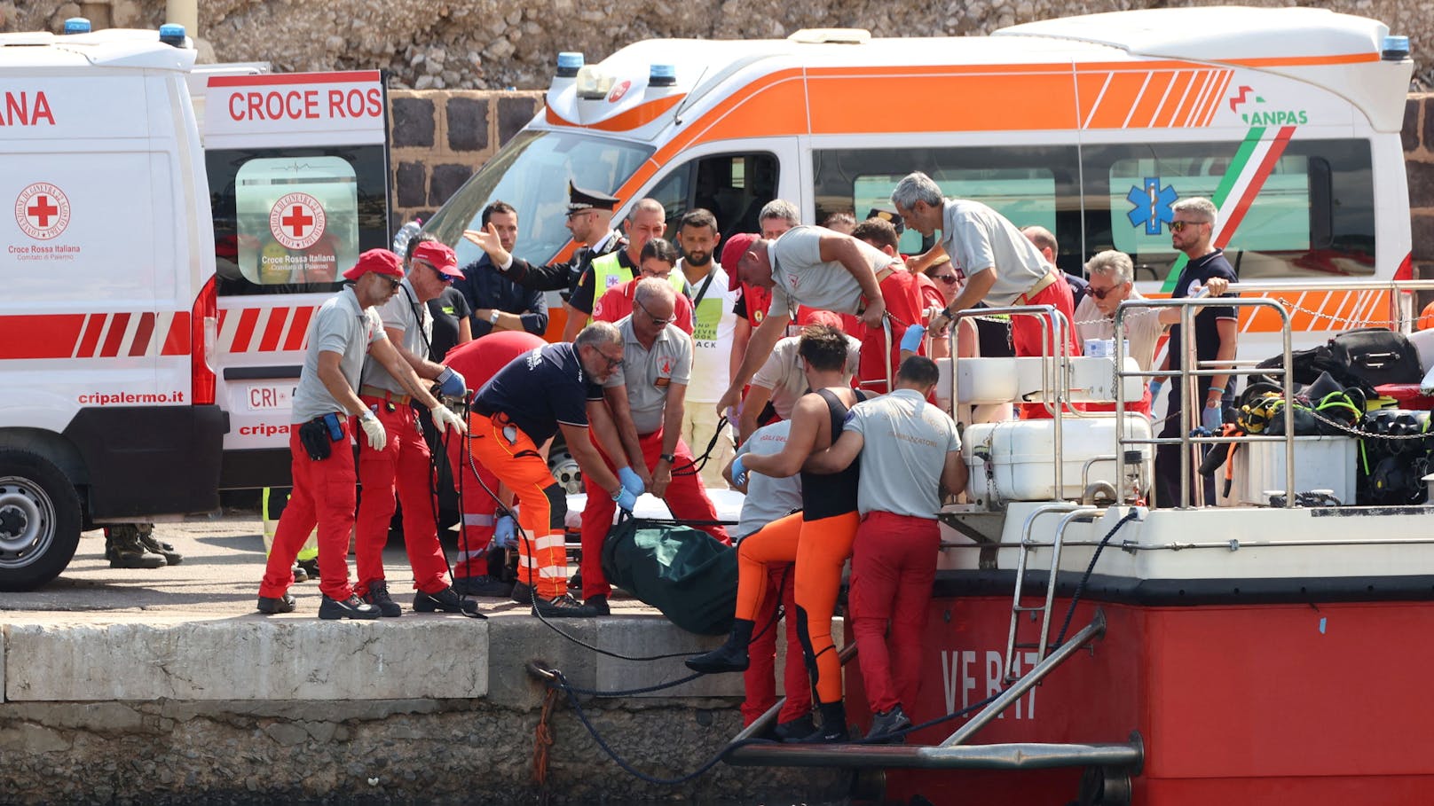 Das Foto zeigt einen Leichensack, der von den lokalen Rettungskräften getragen wird. Es dürfte sich um die tote Person handeln.