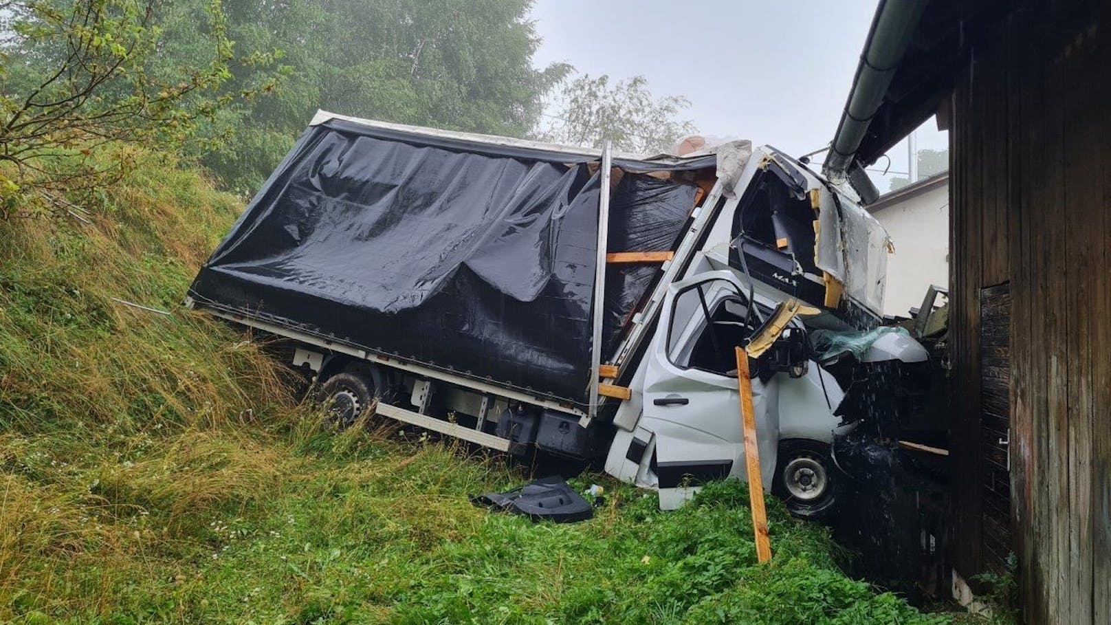 Ein 21-Jähriger verlor im Bezirk Wolfsberg (K) die Kontrolle über seinen Lkw und raste eine steile Wiese talwärts. Ein Sprung aus dem fahrenden Transporter rettete ihn.