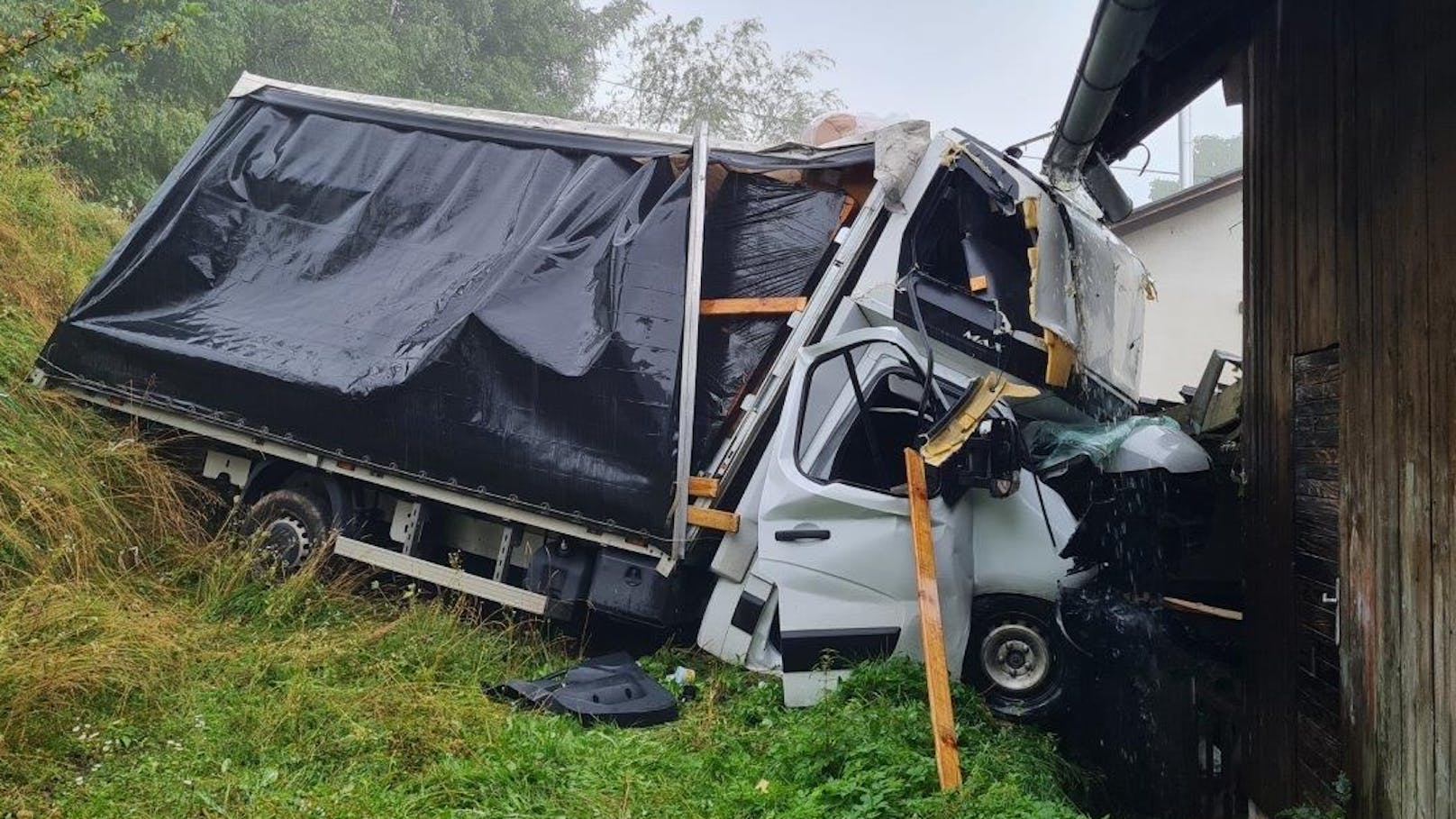 21-Jähriger rettet sich mit Sprung aus fahrendem Lkw