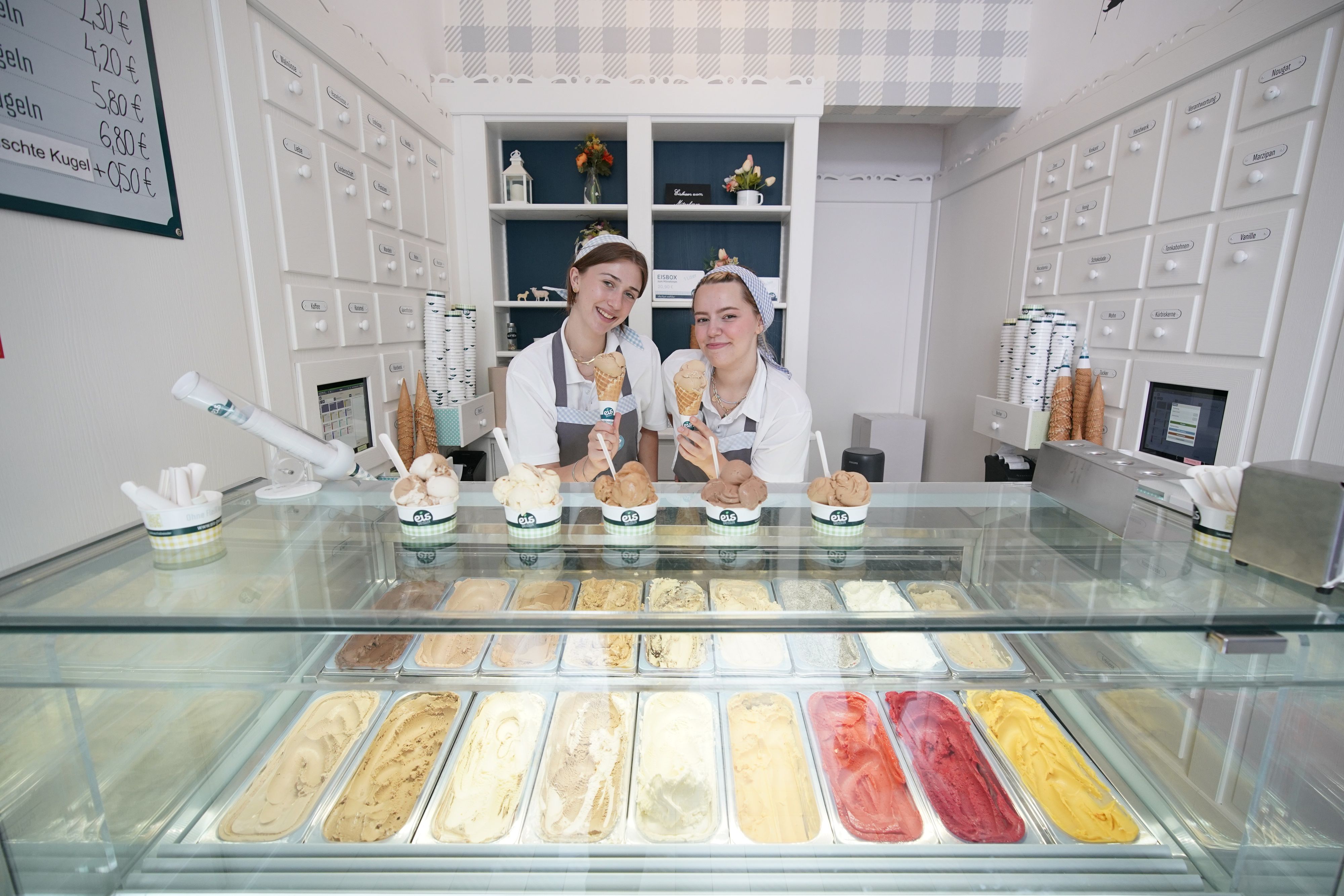 Das sind Nina Isabell und Josefine Marie mit den sechs neuen Eissorten - in der Hand das Fiaker-Eis (Kugel um 2,30 Euro)