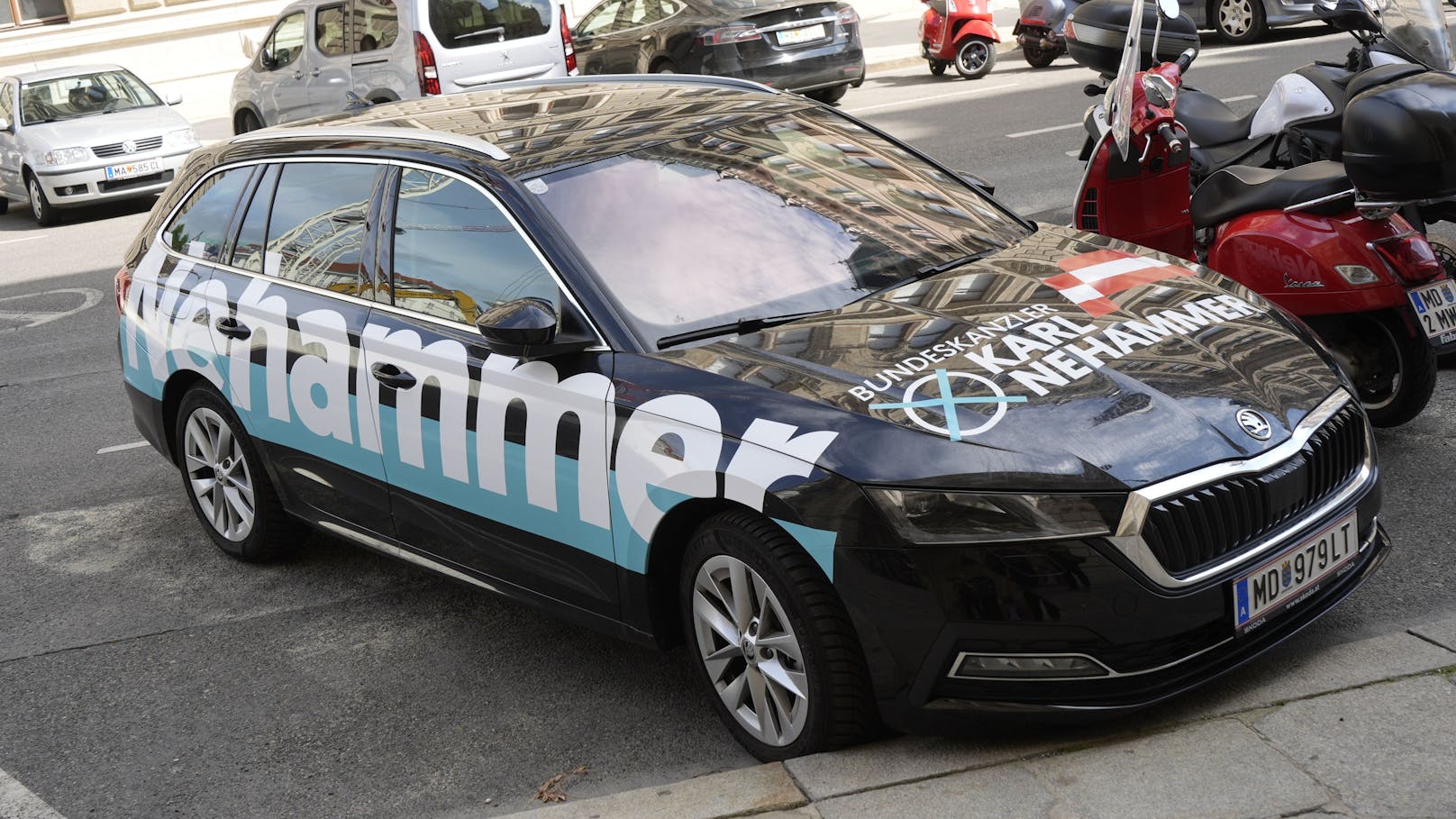 Wahlkampf-Auto mit großem Nehammer-Schriftzug.