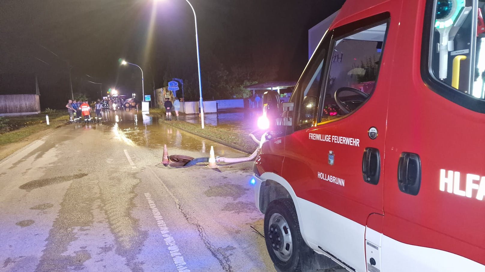 Am Sonntag wurde die Stadt Hollabrunn erneut von Unwettern getroffen. 32 Feuerwehren standen im ganzen Bezirk im Einsatz.