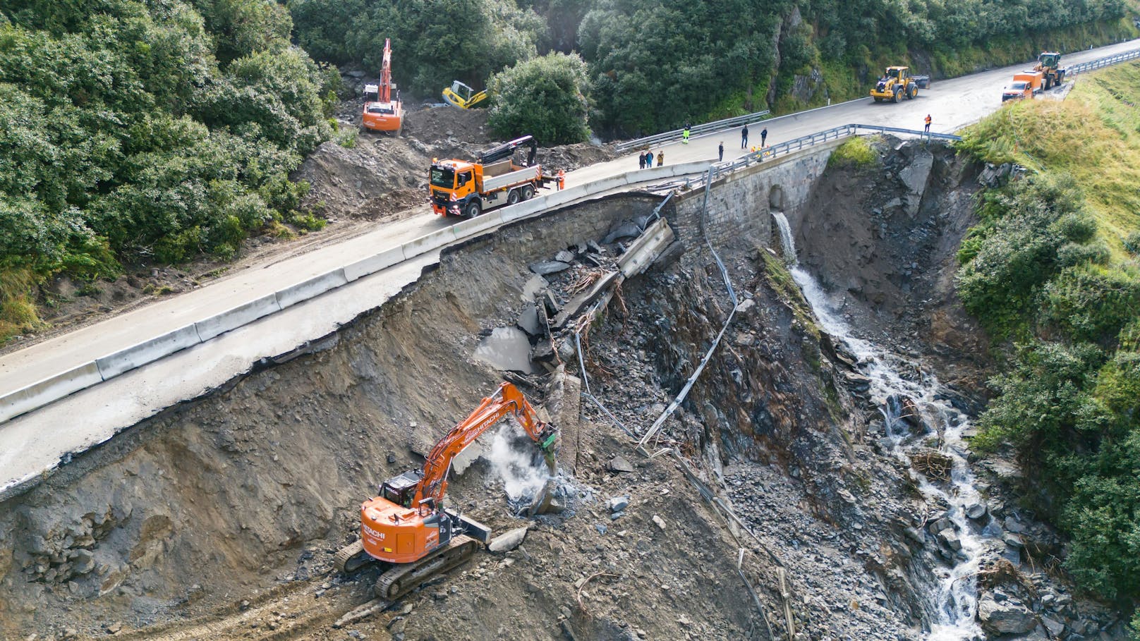 Nach dem Unwetter mit Starkregen in Teilen der Tiroler Bezirke Landeck und Innsbruck-Land liefen die Aufräumarbeiten vor allem im hauptbetroffenen St. Anton am Arlberg auf Hochtouren.