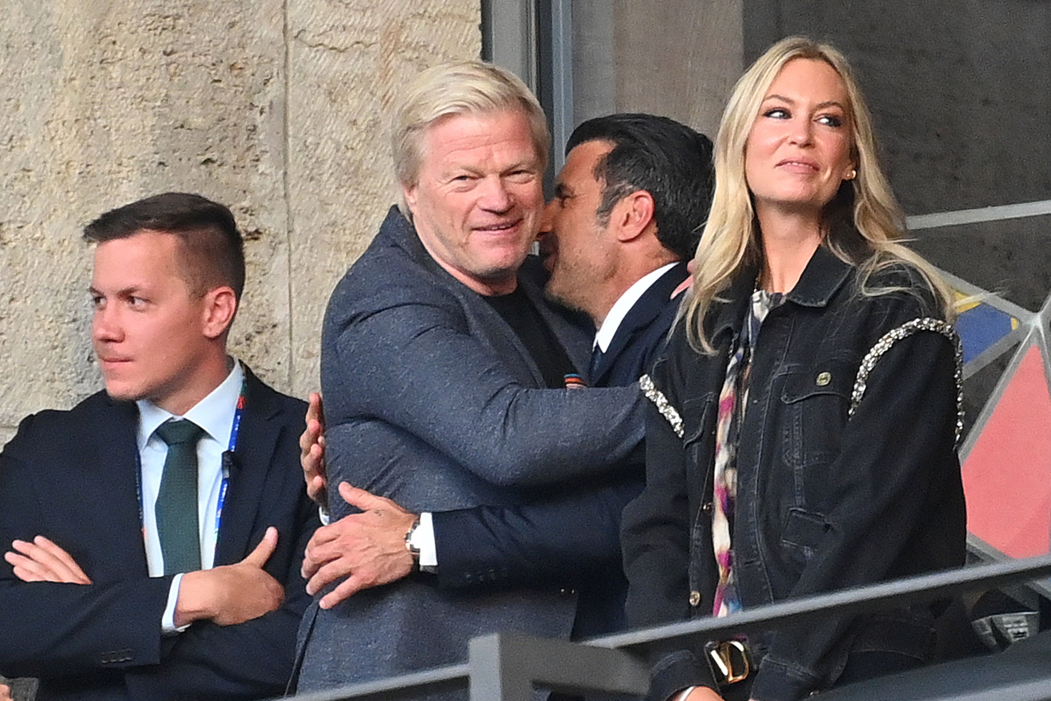 Oliver Kahn (hier bei der Umarmung mit Ex-Portugal-Star Luis Figo).
