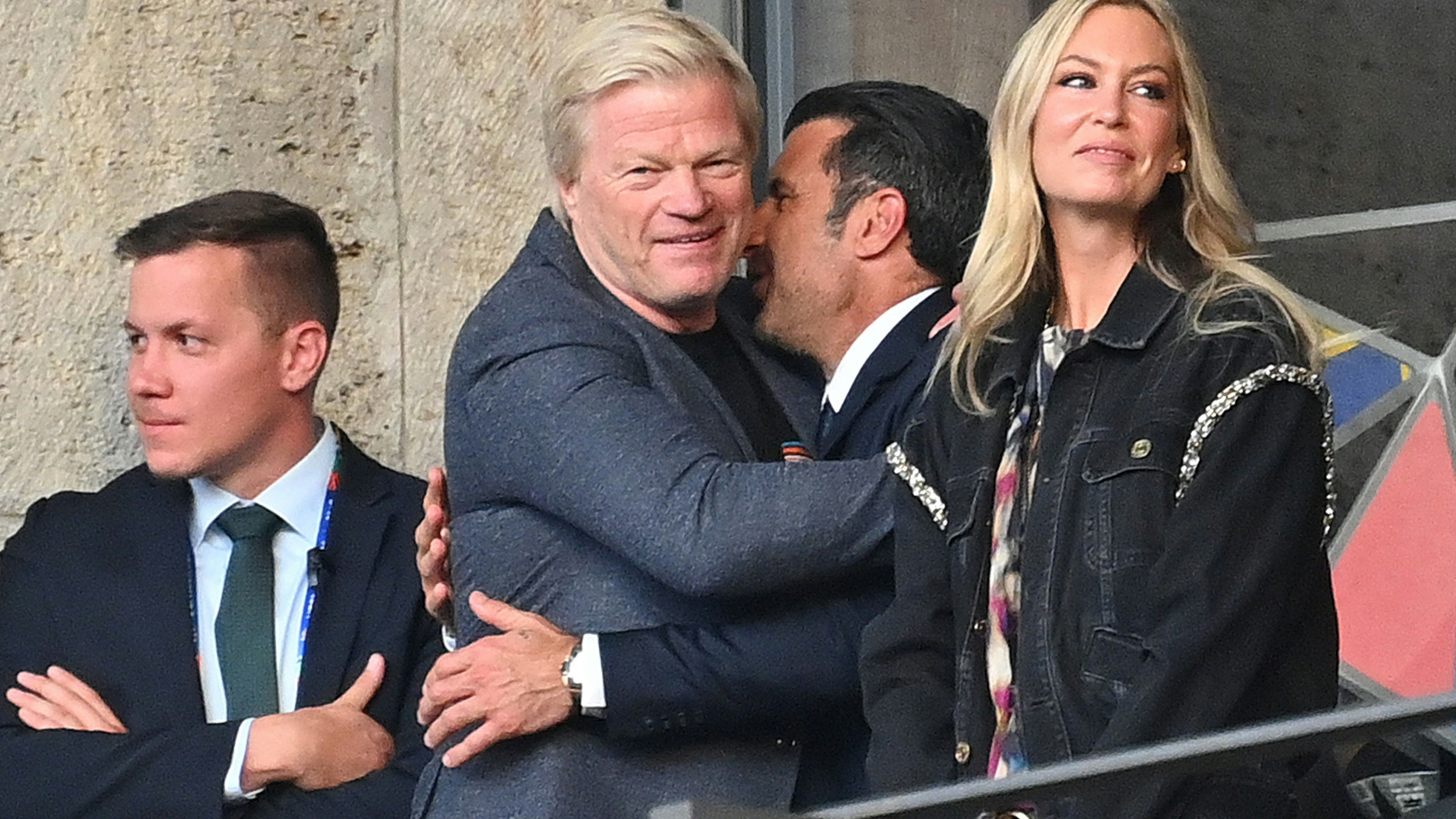 Oliver Kahn (hier bei der Umarmung mit Ex-Portugal-Star Luis Figo).