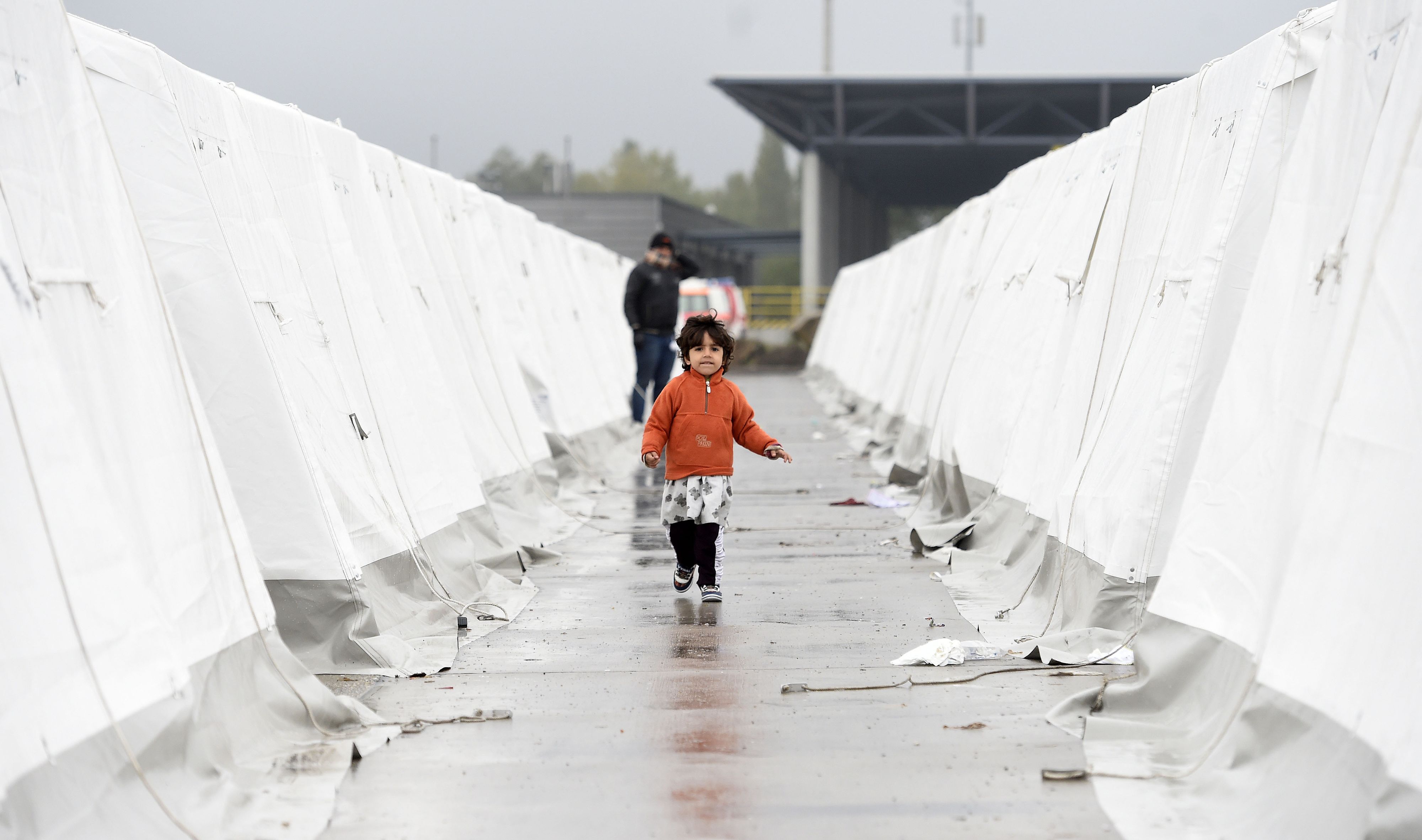 Eine Archivaufnahme aus 2015 zeigt Flüchtlingszelte an der österreichischen Grenze in Nickelsdorf (Burgenland).