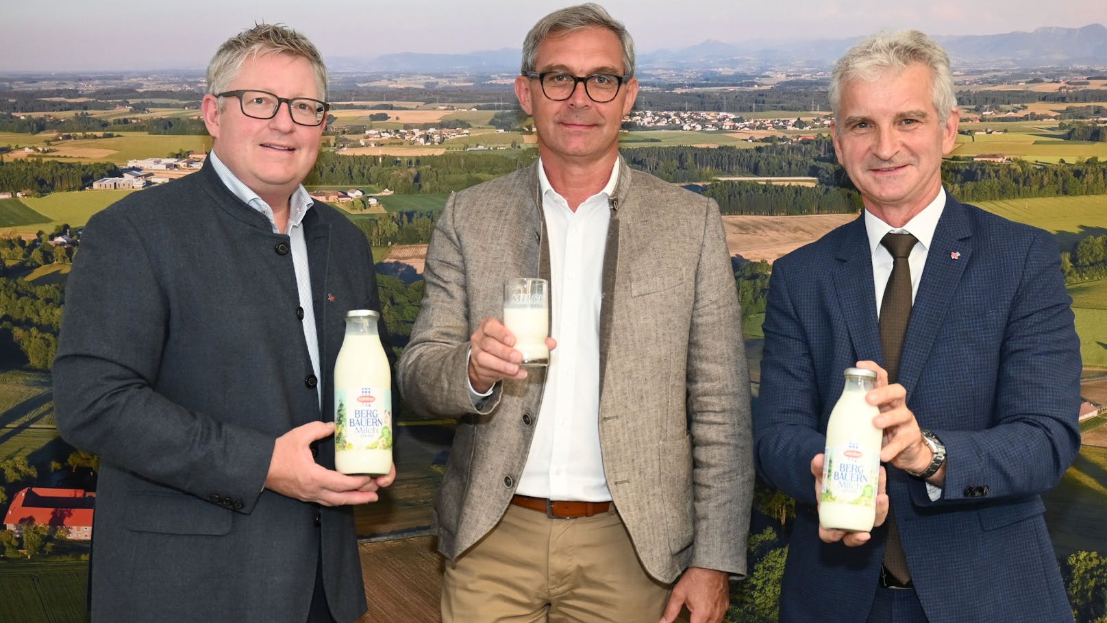 Stefan Lindner, Obmann Berglandmilch eGen, Präsident der LK OÖ Franz Waldenberger und Josef Braunshofer, Geschäftsführer Berglandmilch eGen präsentierten das Tierwohl als Fokus der Milchproduktion.