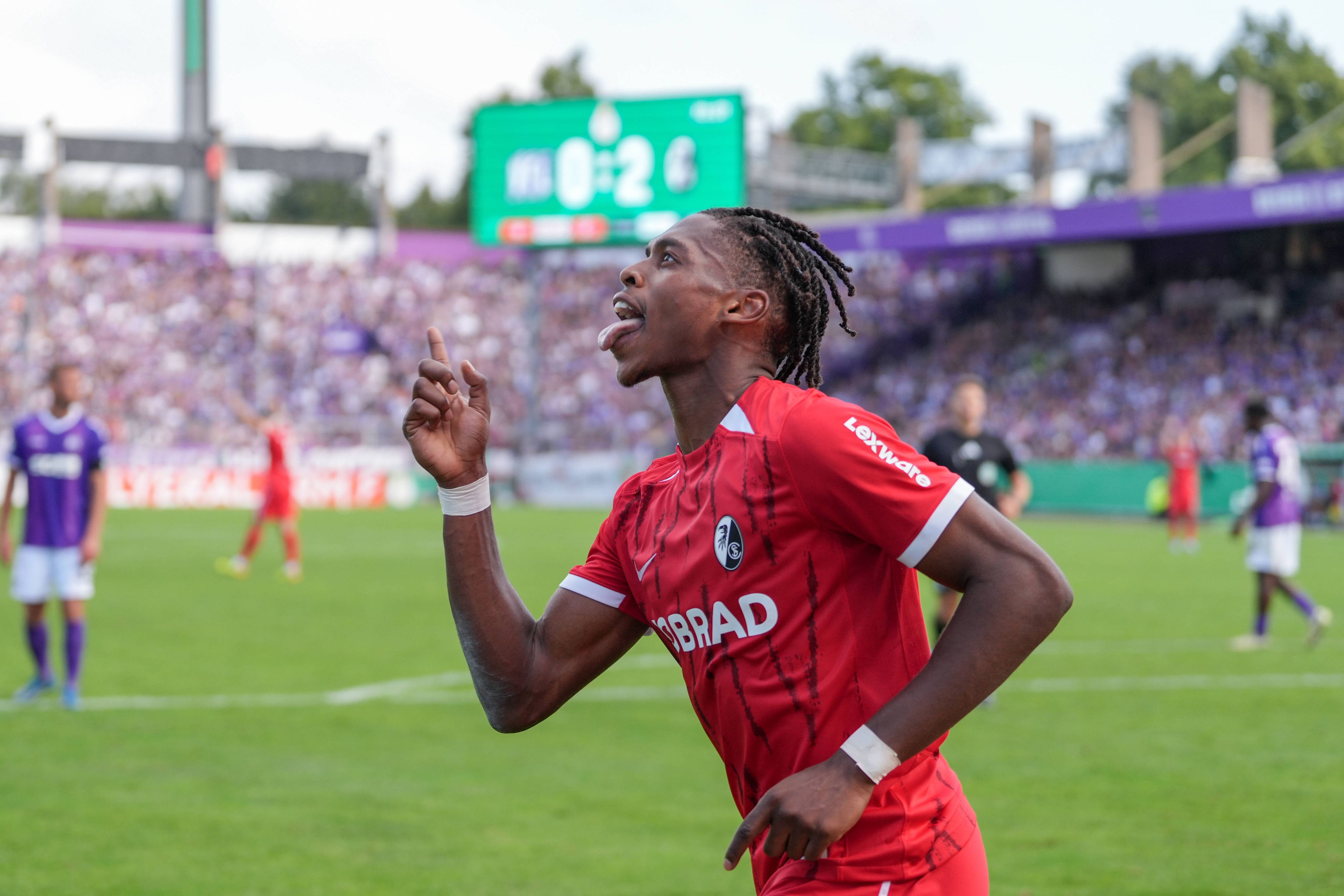 Freiburg-Legionär Junior Adamu setzte im ersten Pflichtspiel der Saison ein klares Ausrufezeichen.