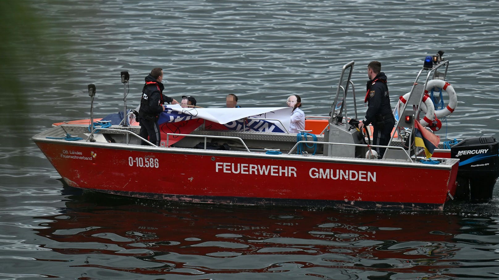 Ein Boot mit der Aufschrift "From Putin with Love!" aufgenommen im Rahmen der Aufzeichnung der Sendung ORF-"Sommergespräche" am Montag, 19. August 2024, in Traunkirchen am Traunsee.