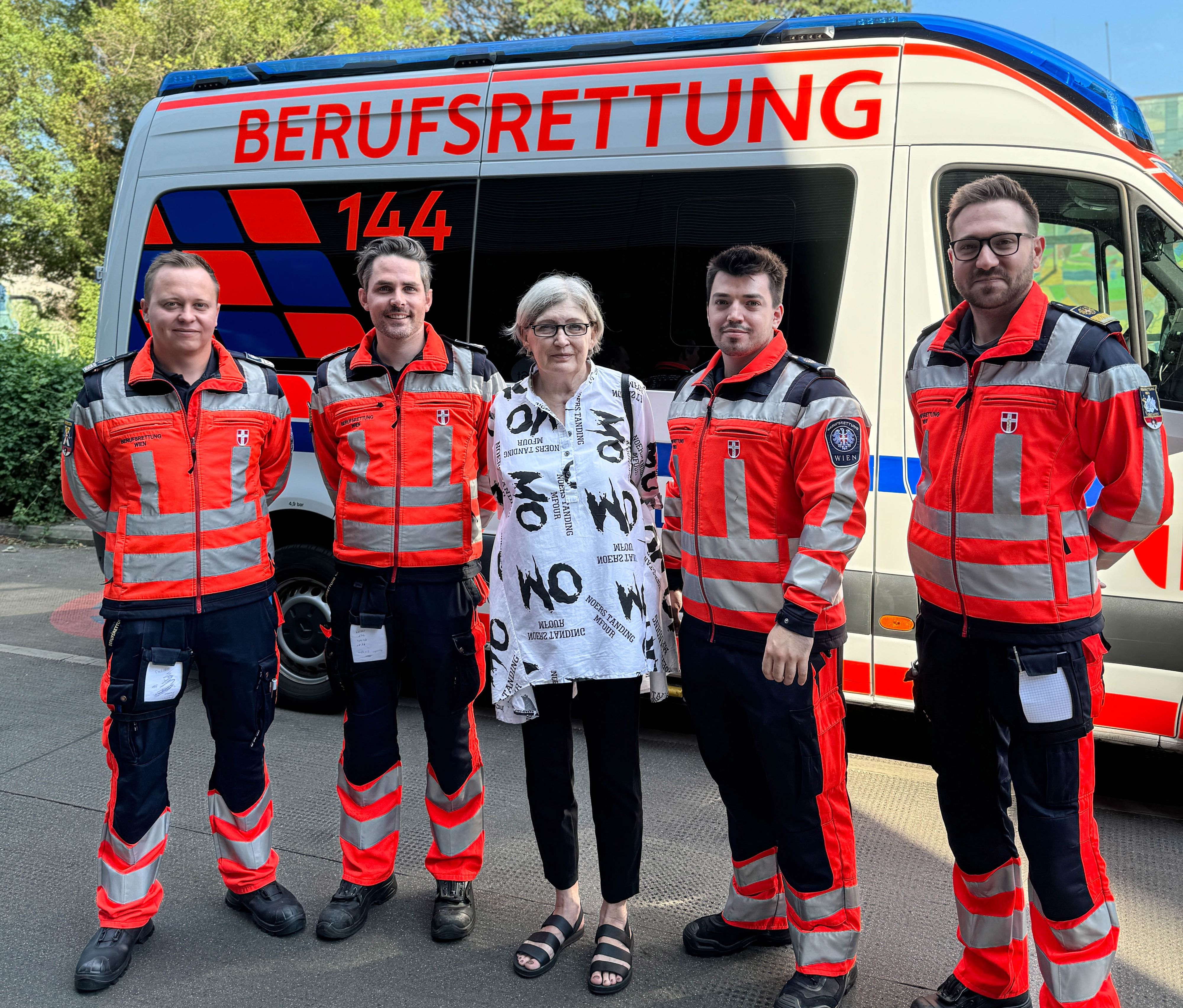 Elisabeth S. bedankte sich bei den Notfallsanitätern Roman F. und Erik K., Rettungssanitäter Jakob S. und Notarzt Sebastian S. (v.l.).