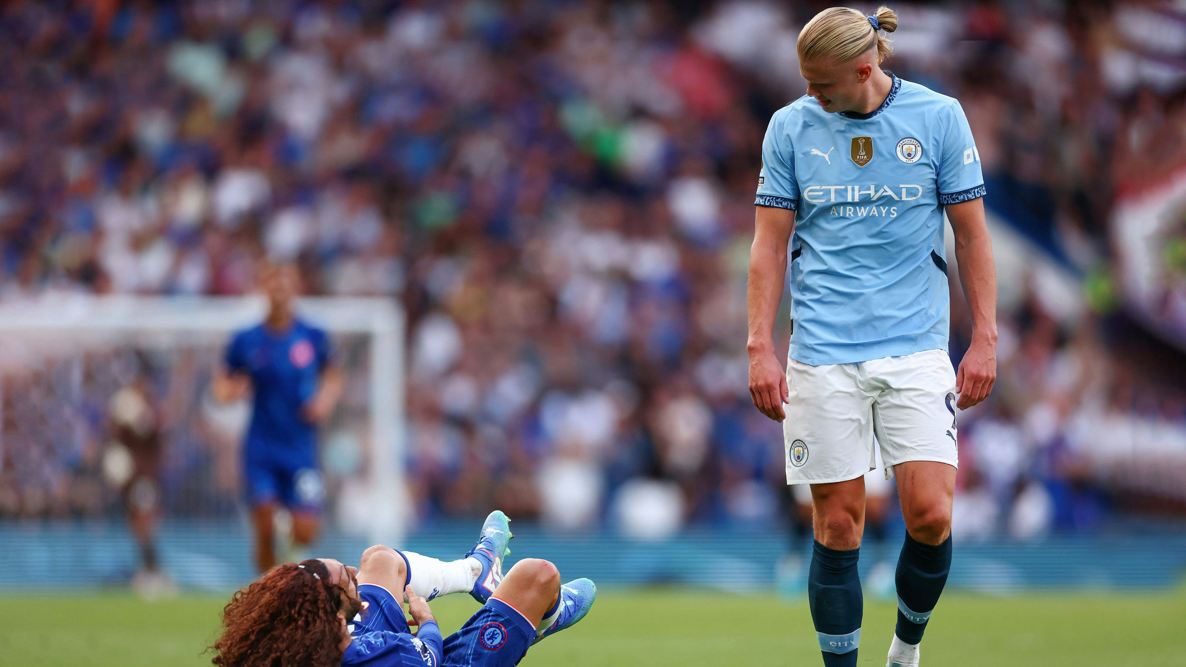 Haaland blickt auf Cucurella herab.