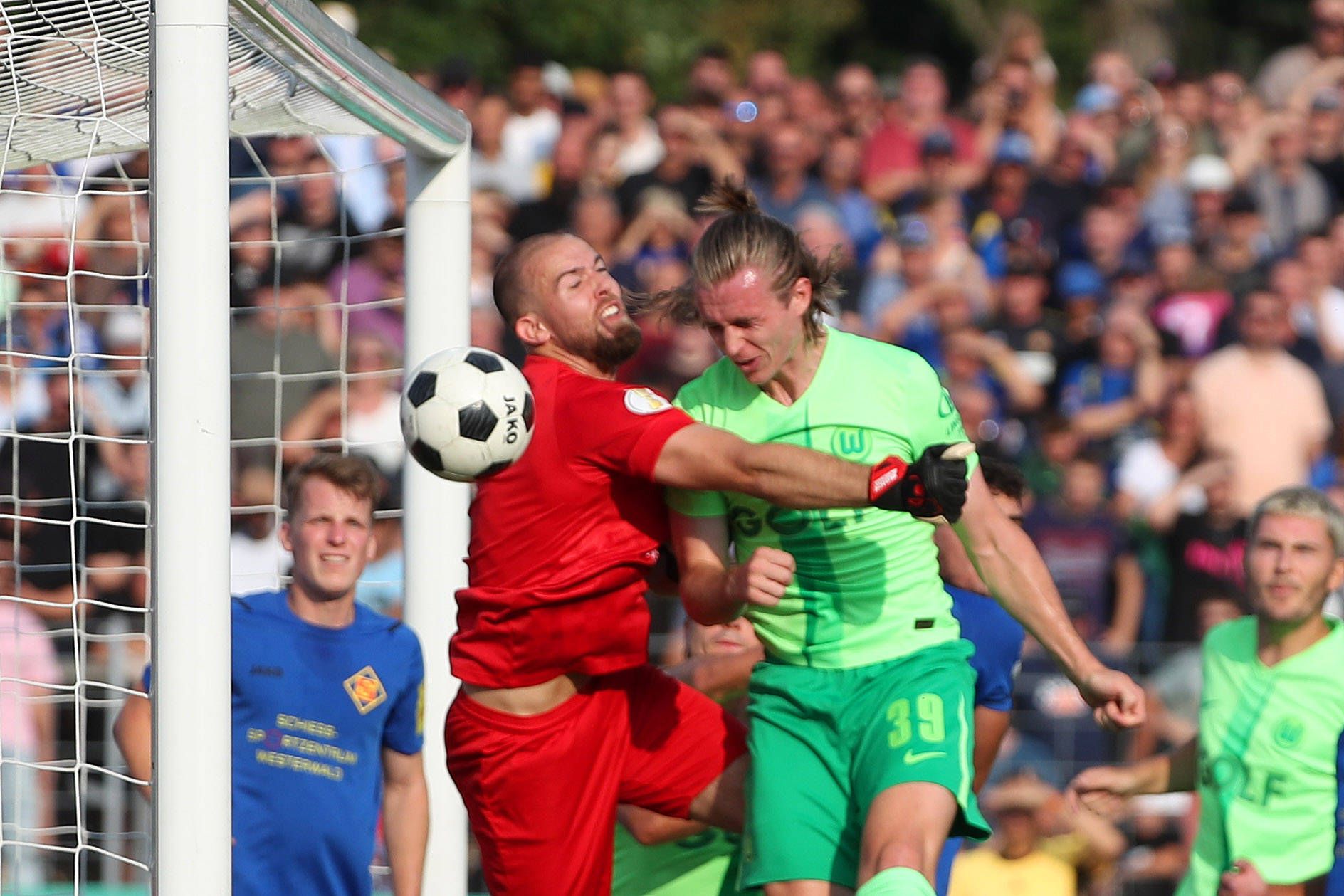 Patrick Wimmer köpfelt aus kürzester Distanz zum 1:0 ein.